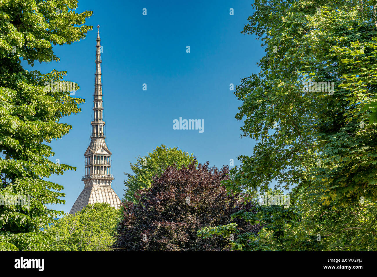 La coupole et la flèche de la Mole Antonelliana,un symbole architectural de la ville de Turin , qui abrite aussi le Musée National du Cinéma de Turin, Italie, Banque D'Images