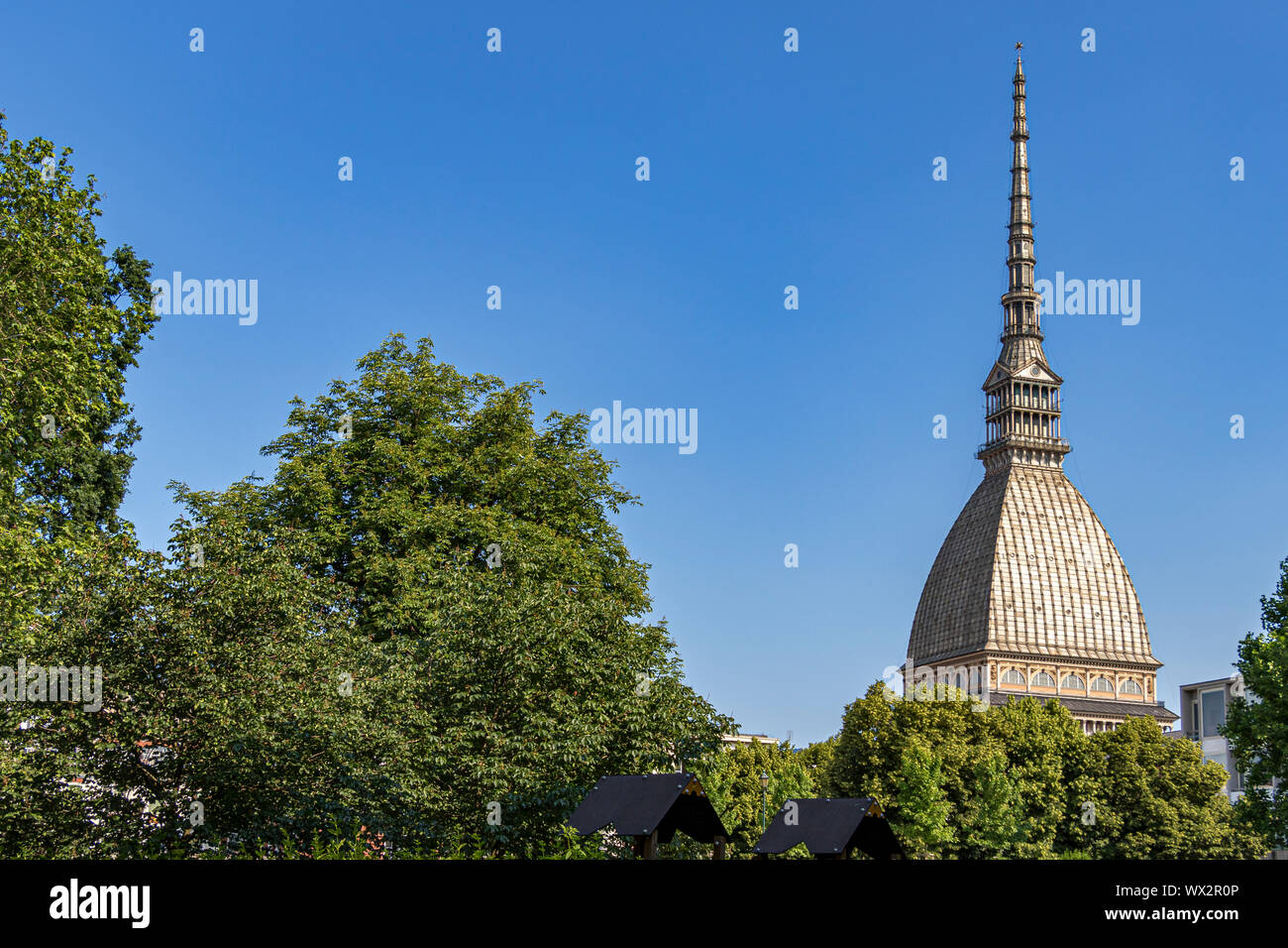 La coupole et la flèche de la Mole Antonelliana,un symbole architectural de la ville de Turin , qui abrite aussi le Musée National du Cinéma de Turin, Italie, Banque D'Images