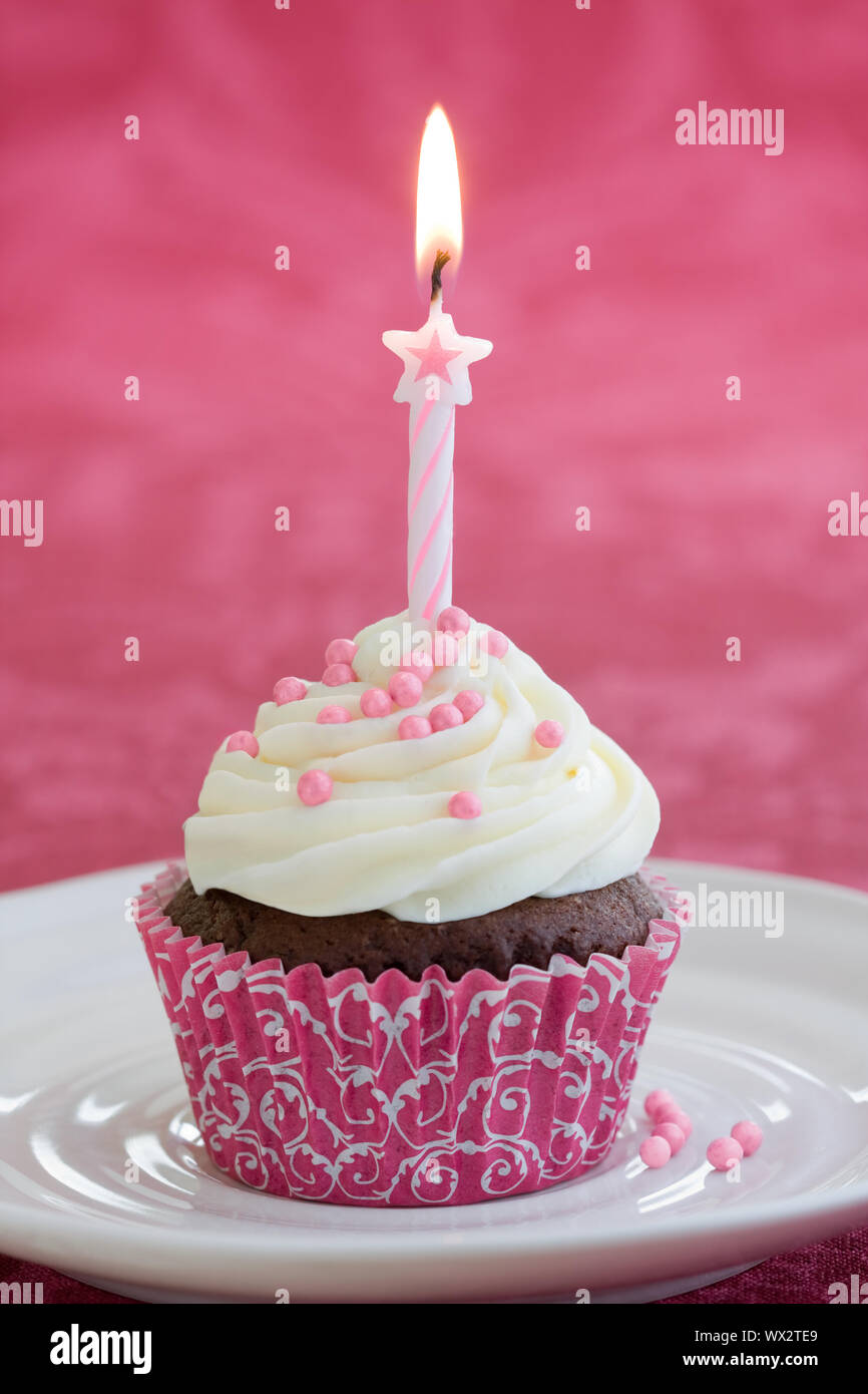 Mini gâteau d'anniversaire décoré d'une seule bougie Banque D'Images