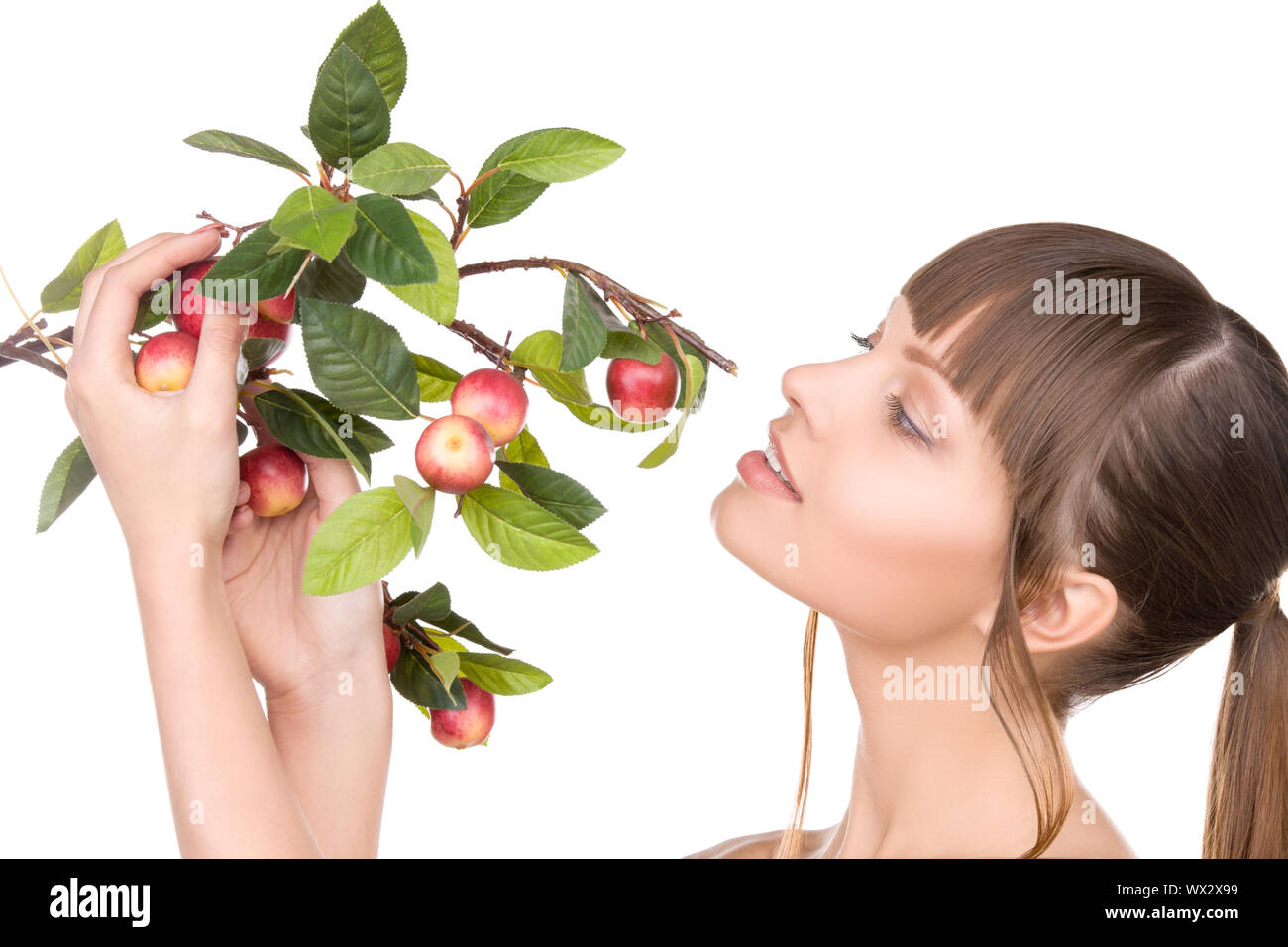 Femme charmante avec apple twig Banque D'Images