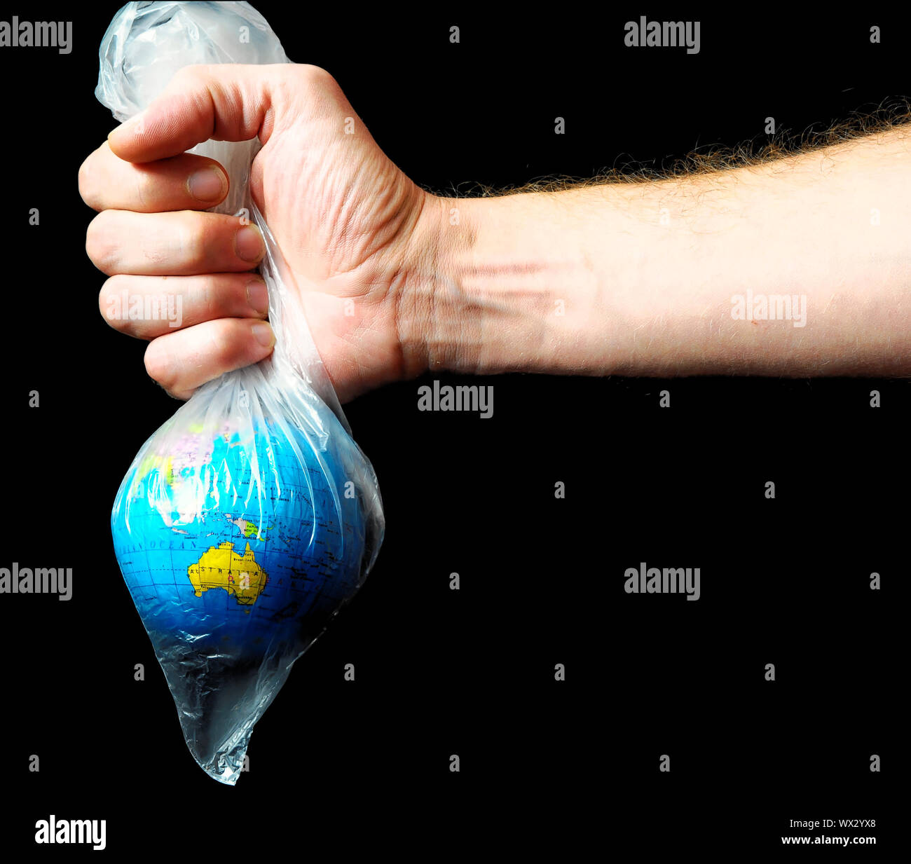 Globe dans la main isolé sur fond blanc, photo numérique photo comme arrière-plan Banque D'Images