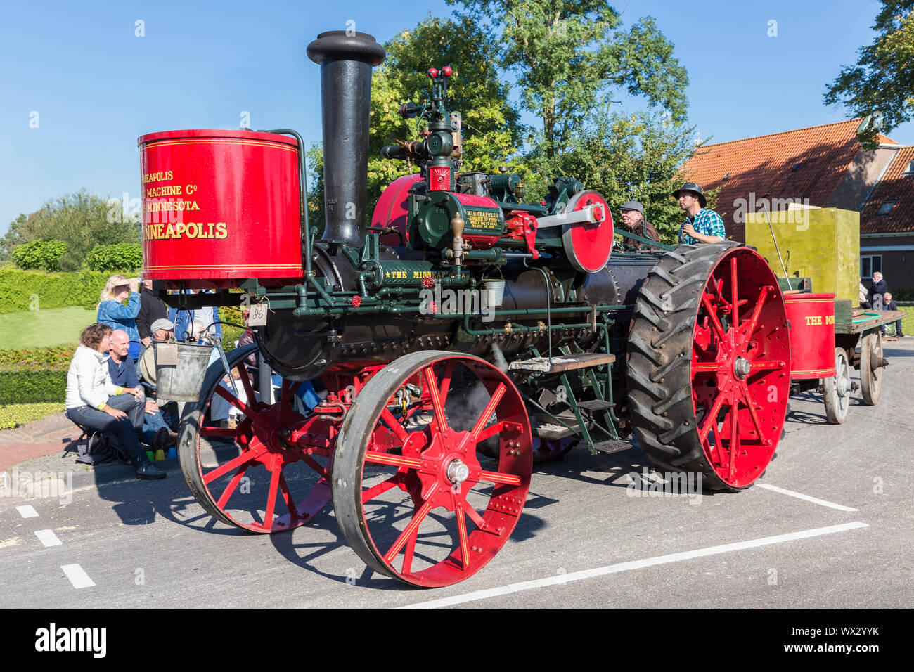 Vieux tracteur à vapeur dans un défilé de campagne ,les Pays-Bas Banque D'Images
