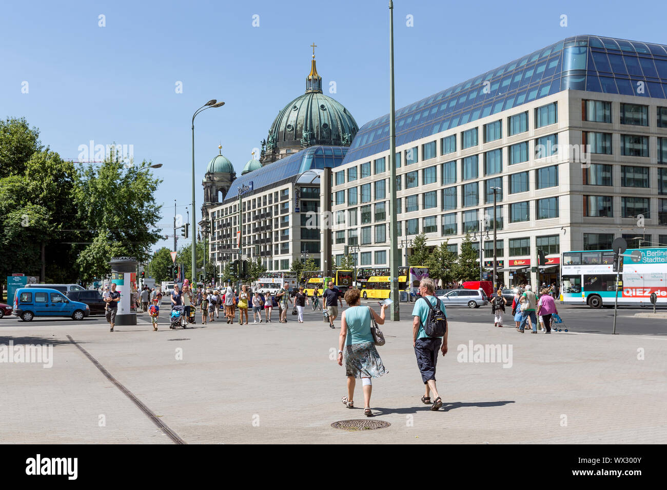 Les touristes en marche dans la Karl Liebknecht Strasse, près de le Berliner Dom à Berlin, Allemagne Banque D'Images