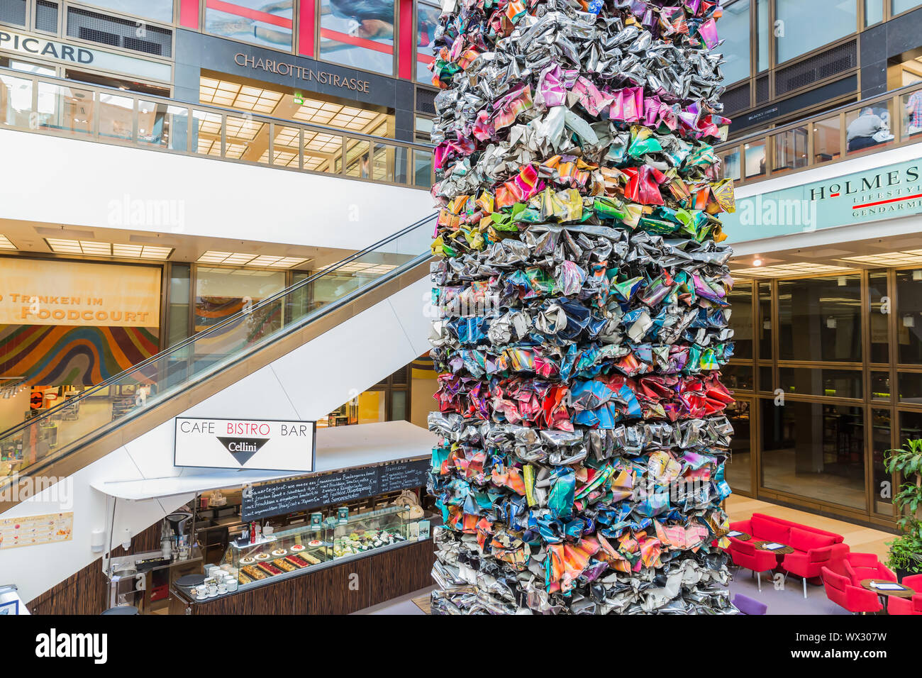 Modern art metal garbage pièces dans un centre commercial de Berlin, Allemagne Banque D'Images