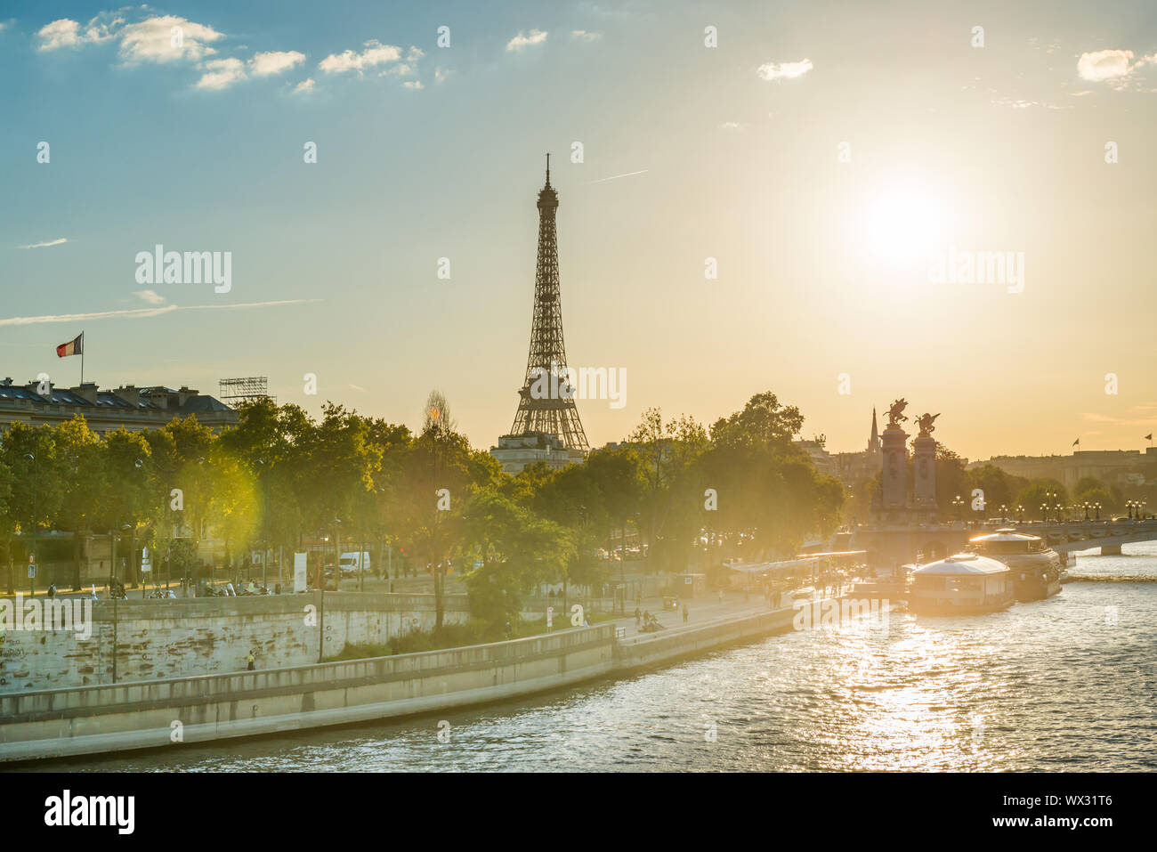 Magnifique coucher de soleil avec la Tour Eiffel Banque D'Images