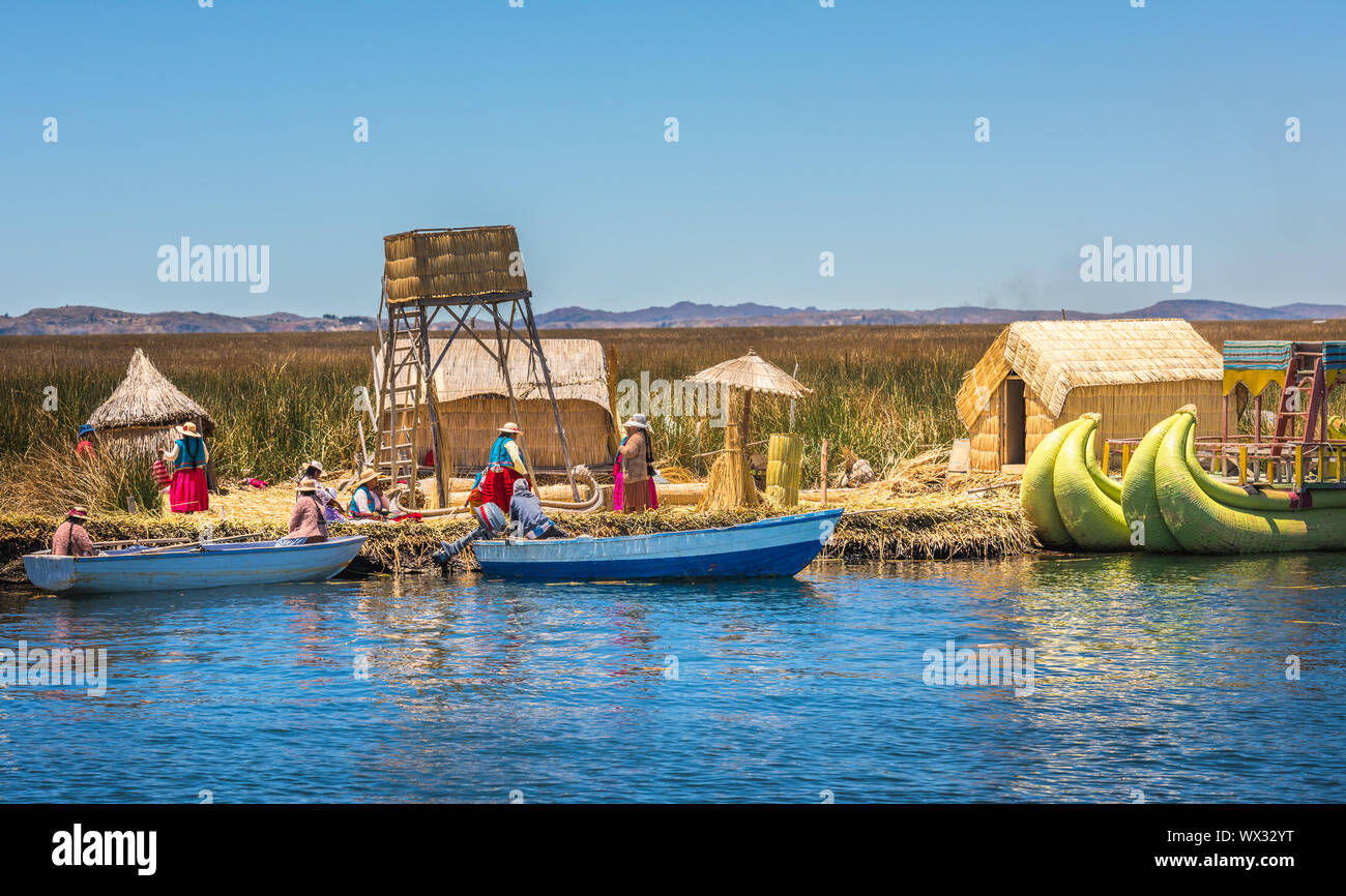 Îles flottantes Uros du lac Titicaca, le Pérou, Amérique du Sud Banque D'Images