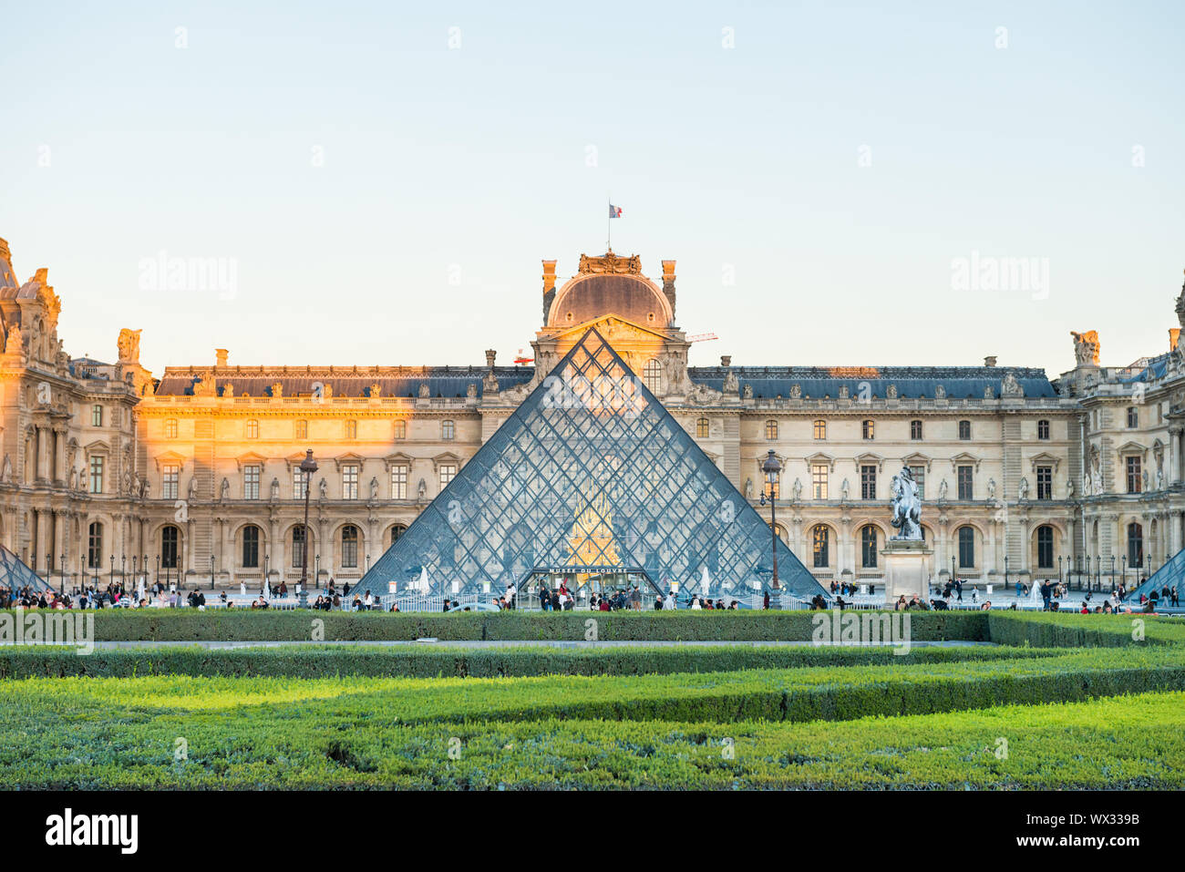 Musée du Louvre - entrée pyramide avec vue Banque D'Images