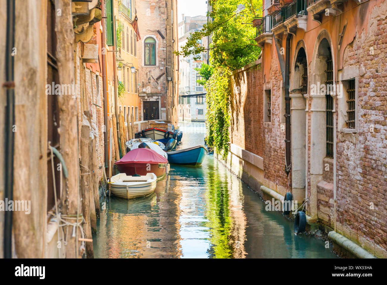 Matin dans la rue de Venise avec canal Banque D'Images