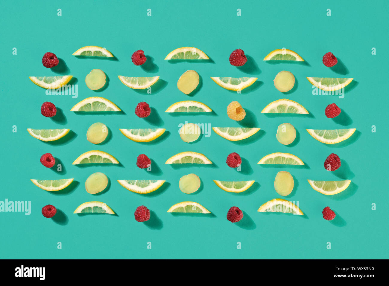 De framboise mûre et de tranches de citron type de fruit sur un fond bleu. Mise en page de l'alimentation. Mise à plat Banque D'Images De framboise mûre et de tranches de citron type de fruit sur un fond bleu. Mise en page de l'alimentation. Mise à plat Banque D'Images