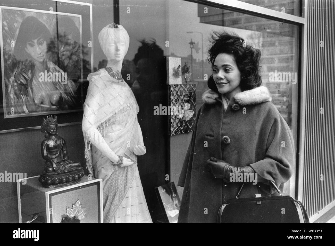 08 déc., 1964 - Londres, Angleterre, Royaume-Uni - Coretta Scott King passe devant la vitrine d'un magasin à l'Ouest. Le roi et son mari ont passé quelques jours à Londres avant d'aller à Oslo où il doit recevoir le Prix Nobel de la paix. King a dit que son mari avait été emprisonné 14 fois au cours de ses années de lutte pour l'égalité raciale aux États-Unis (Image Crédit : © Keystone Press Agency/Keystone USA par ZUMAPRESS.com) Banque D'Images