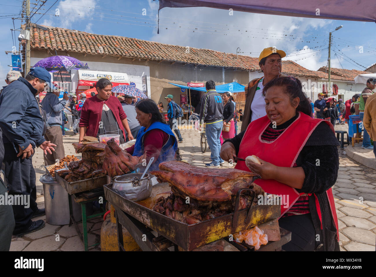 Femme vendant viande frite à un décrochage en plein air. Marché du Dimanche très occupé, ministère de Tarabuco en Sucre, Bolivie, Amérique Latine Banque D'Images