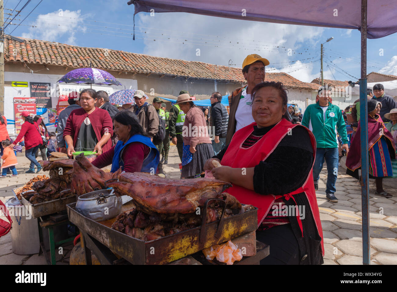 Femme vendant viande frite à un décrochage en plein air. Marché du Dimanche très occupé, ministère de Tarabuco en Sucre, Bolivie, Amérique Latine Banque D'Images
