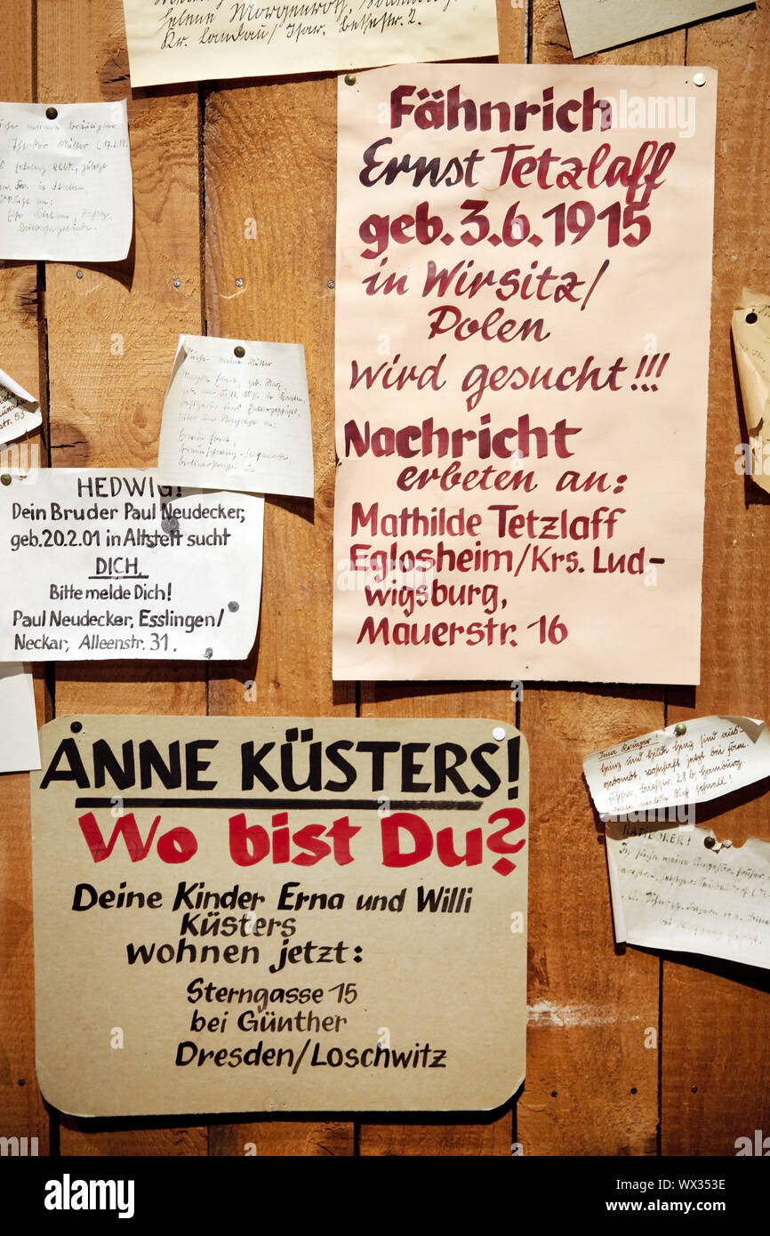 Mur de notes avec des questions sur le sort de leurs proches après la Seconde Guerre mondiale, Bonn Banque D'Images
