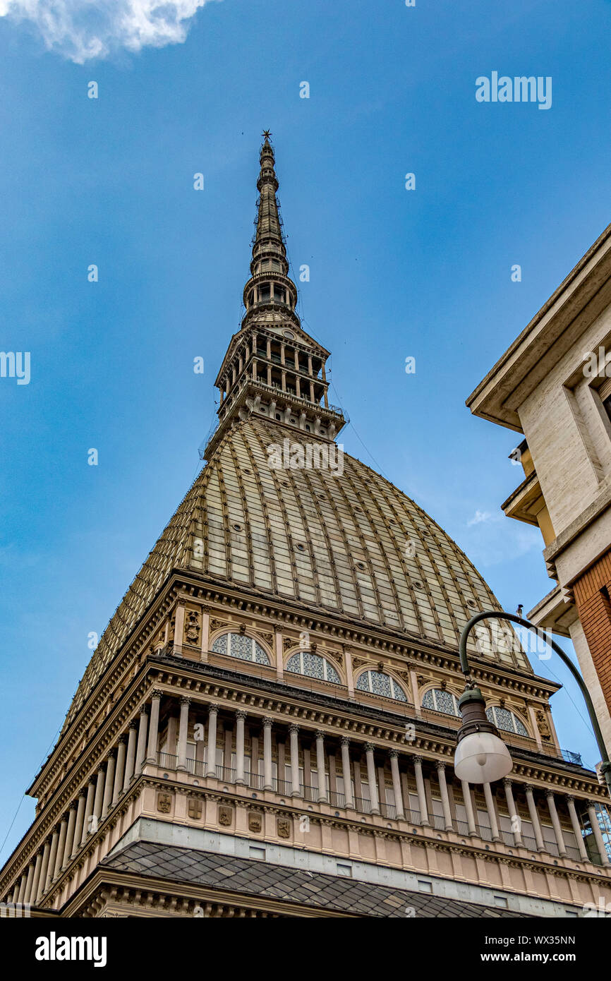 La coupole et la flèche de la Mole Antonelliana,un symbole architectural de la ville de Turin , qui abrite aussi le Musée National du Cinéma de Turin, Italie, Banque D'Images