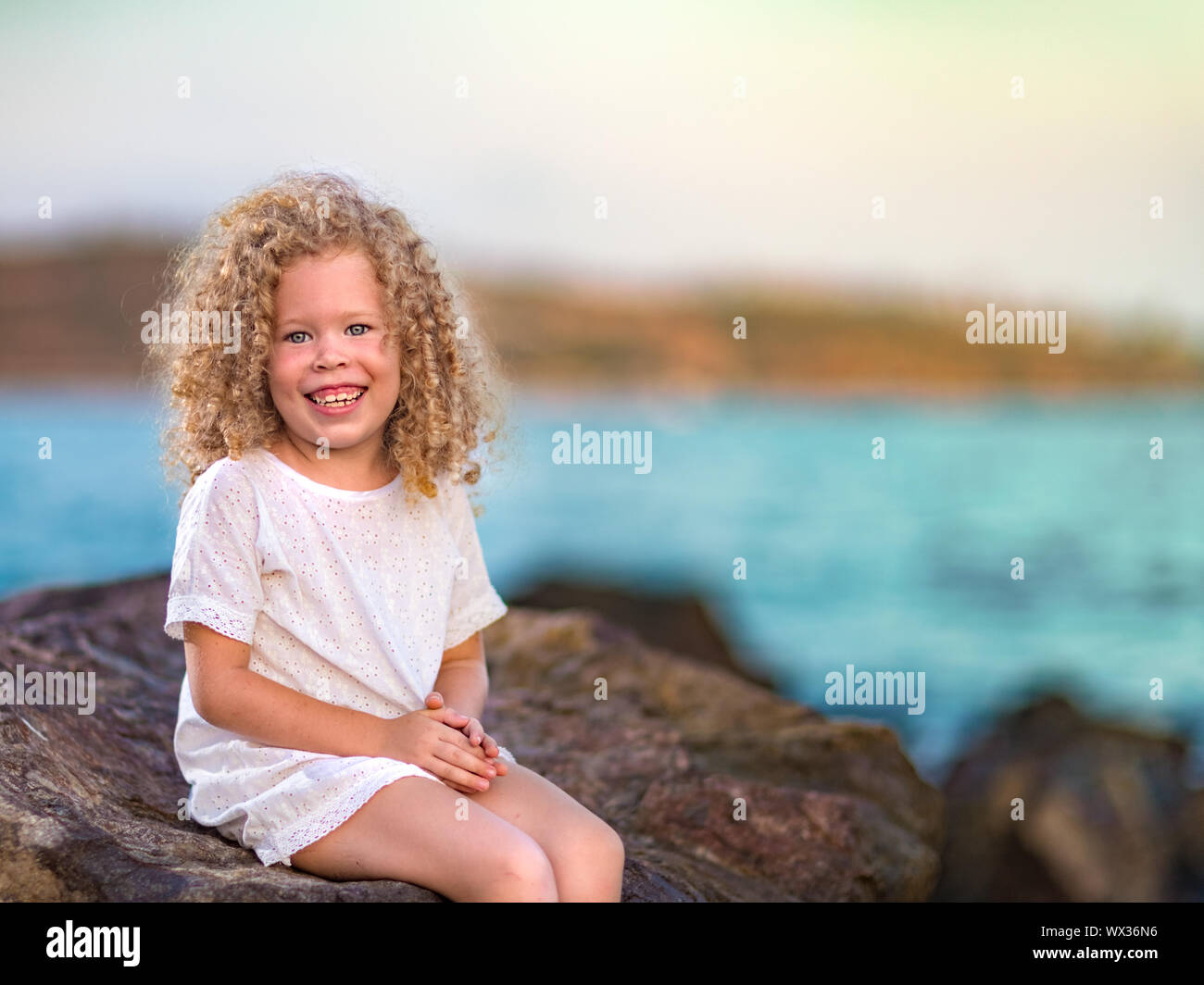 Petite fille en robe blanche Banque D'Images