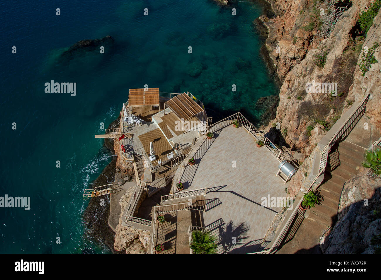 Beau motel et plage sur les montagnes sur la mer Méditerranée Banque D'Images