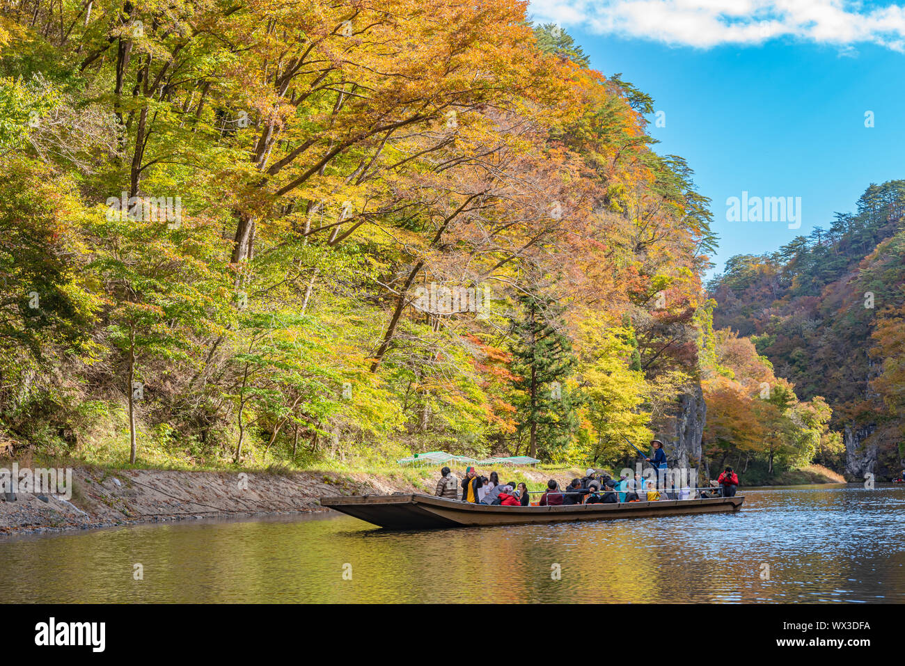 Gorges Geibikei Croisières à feuillage de l'automne saison. Beaux paysages paysages voir le jour par temps ensoleillé. Ichinoseki, Iwate Prefecture, Japan Banque D'Images
