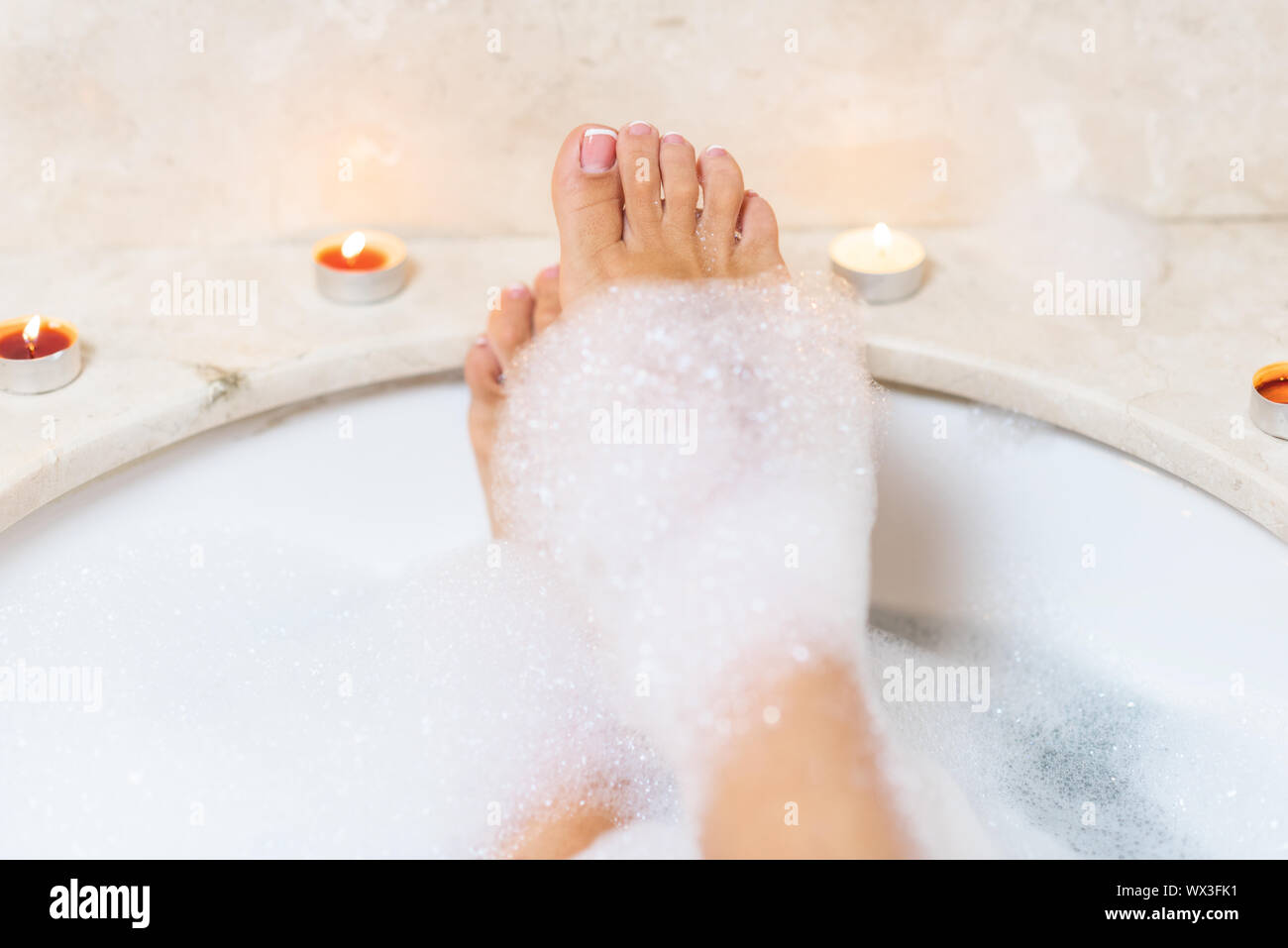 Femme jambes en bain moussant. Détente dans un spa Photo Stock - Alamy