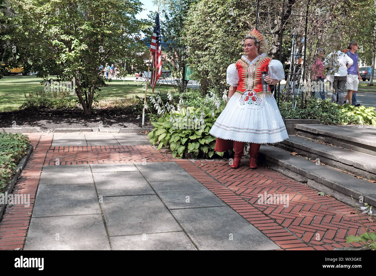 Femme dans les vestiaires traditionnels hongrois dans les jardins hongrois, l'un des jardins culturels du Rockefeller Park de Cleveland, Ohio, États-Unis. Banque D'Images