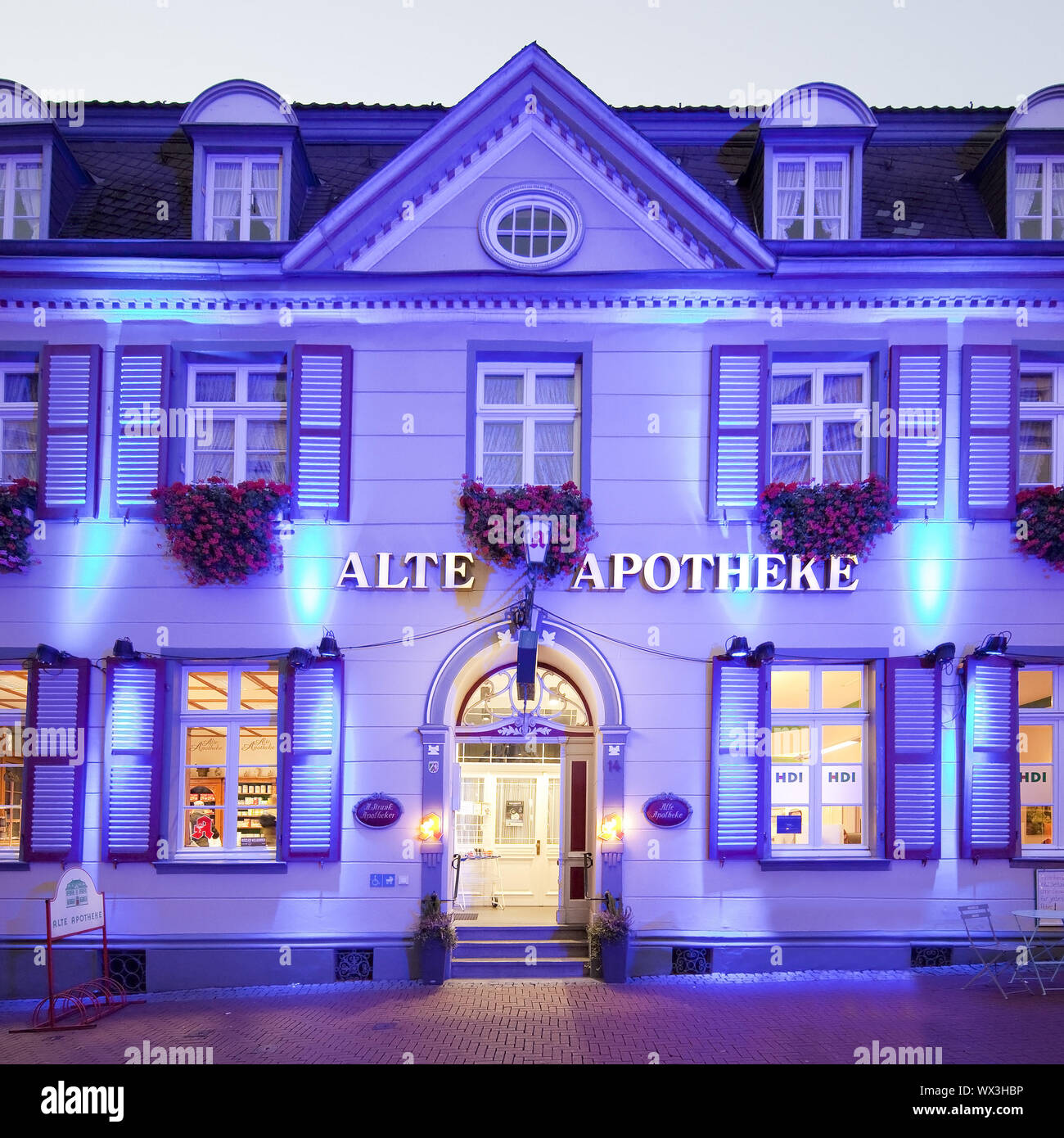 Pharmacie illuminé dans la vieille ville, Recklinghausen illuminations, Recklinghausen, Allemagne, Europe Banque D'Images