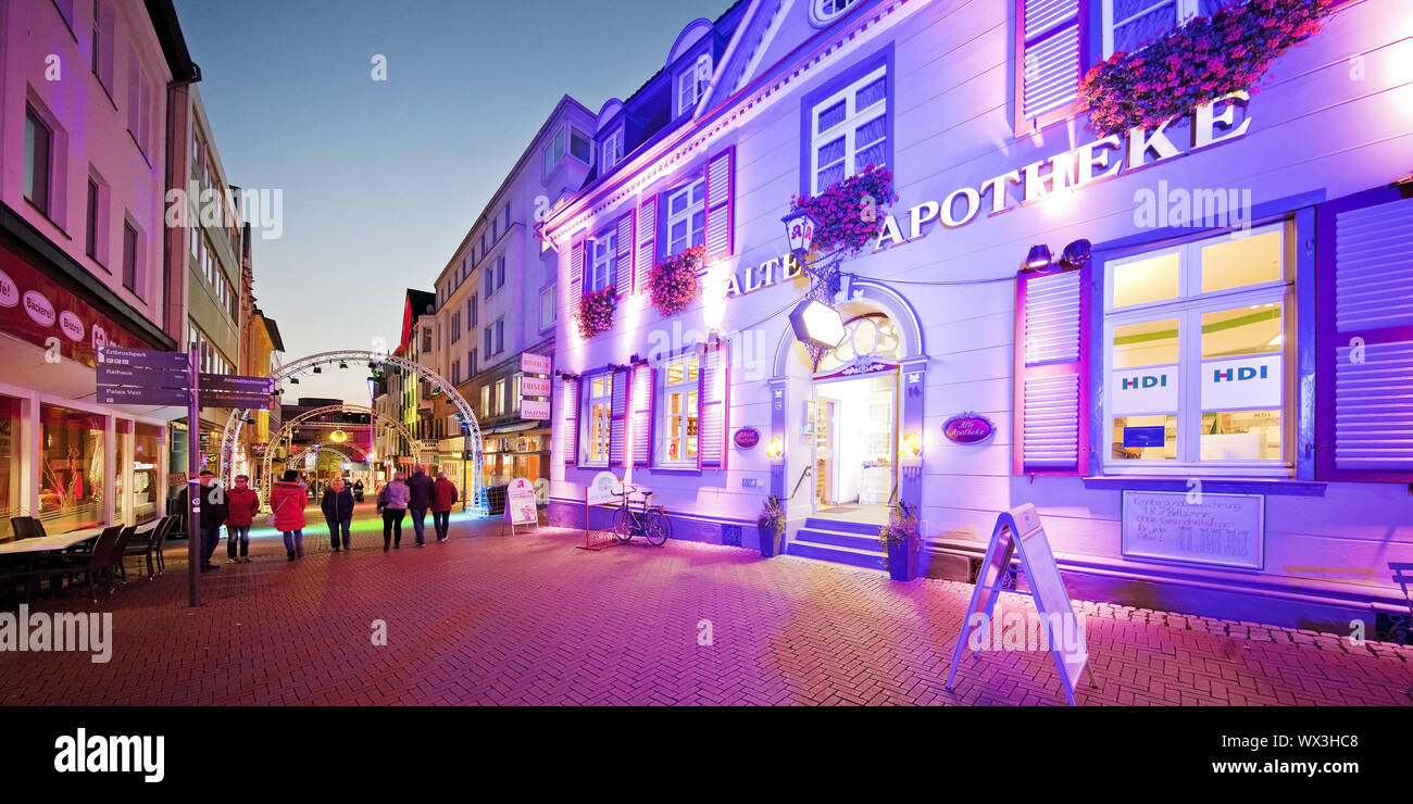 Pharmacie illuminé dans la vieille ville, Recklinghausen illuminations, Recklinghausen, Allemagne, Europe Banque D'Images