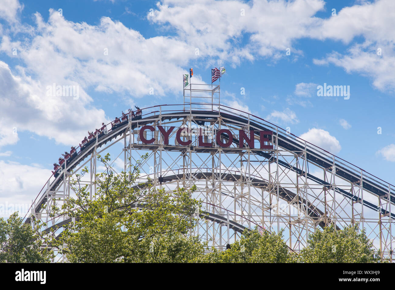 Coney Island, USA - 14 juin 2019 : Le Coney Island Cyclone est un roller coaster en bois historique qui a ouvert ses portes en 1927 Banque D'Images