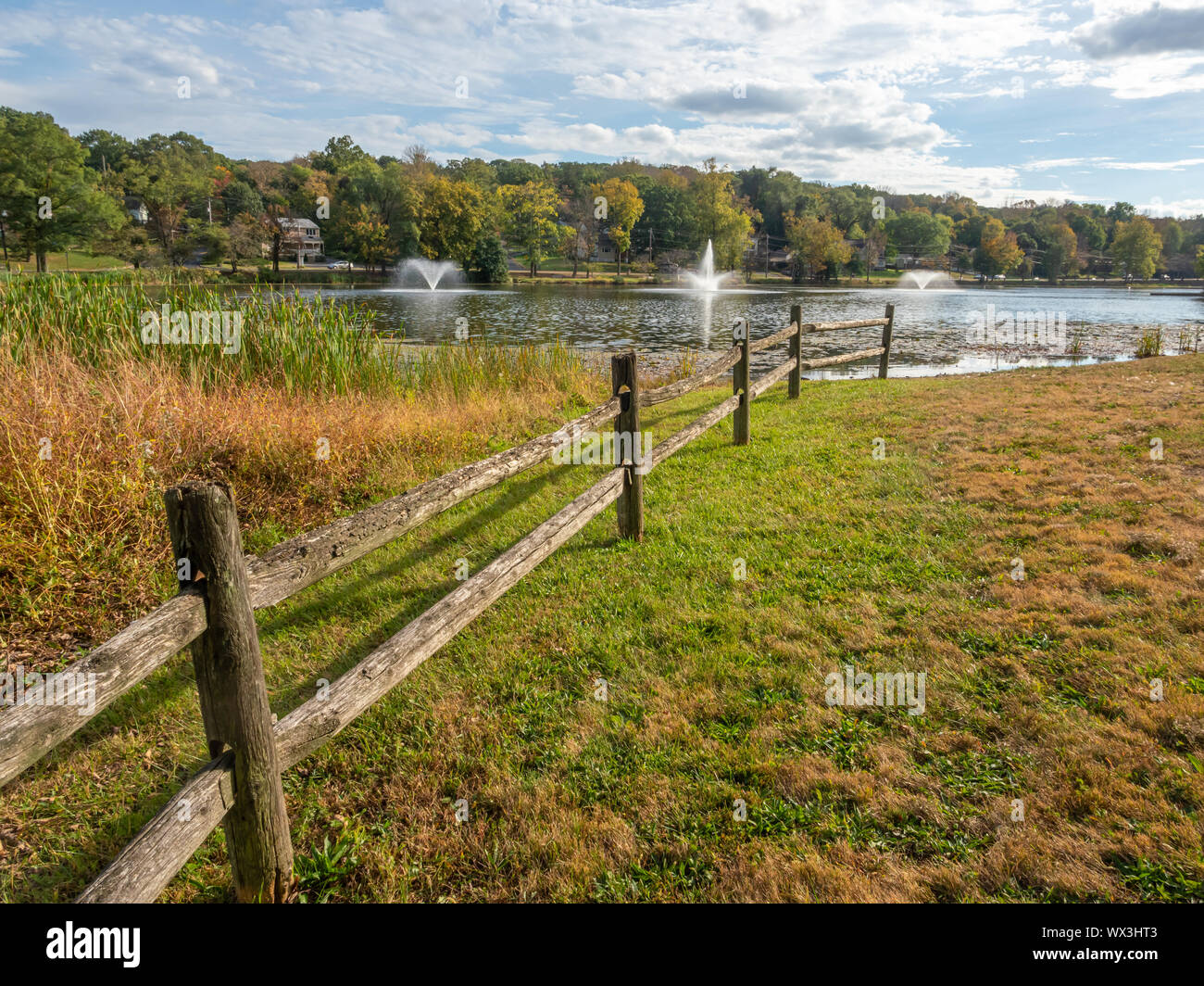 Lac avec l'eau des fontaines à l'automne dans le New Jersey, USA Banque D'Images