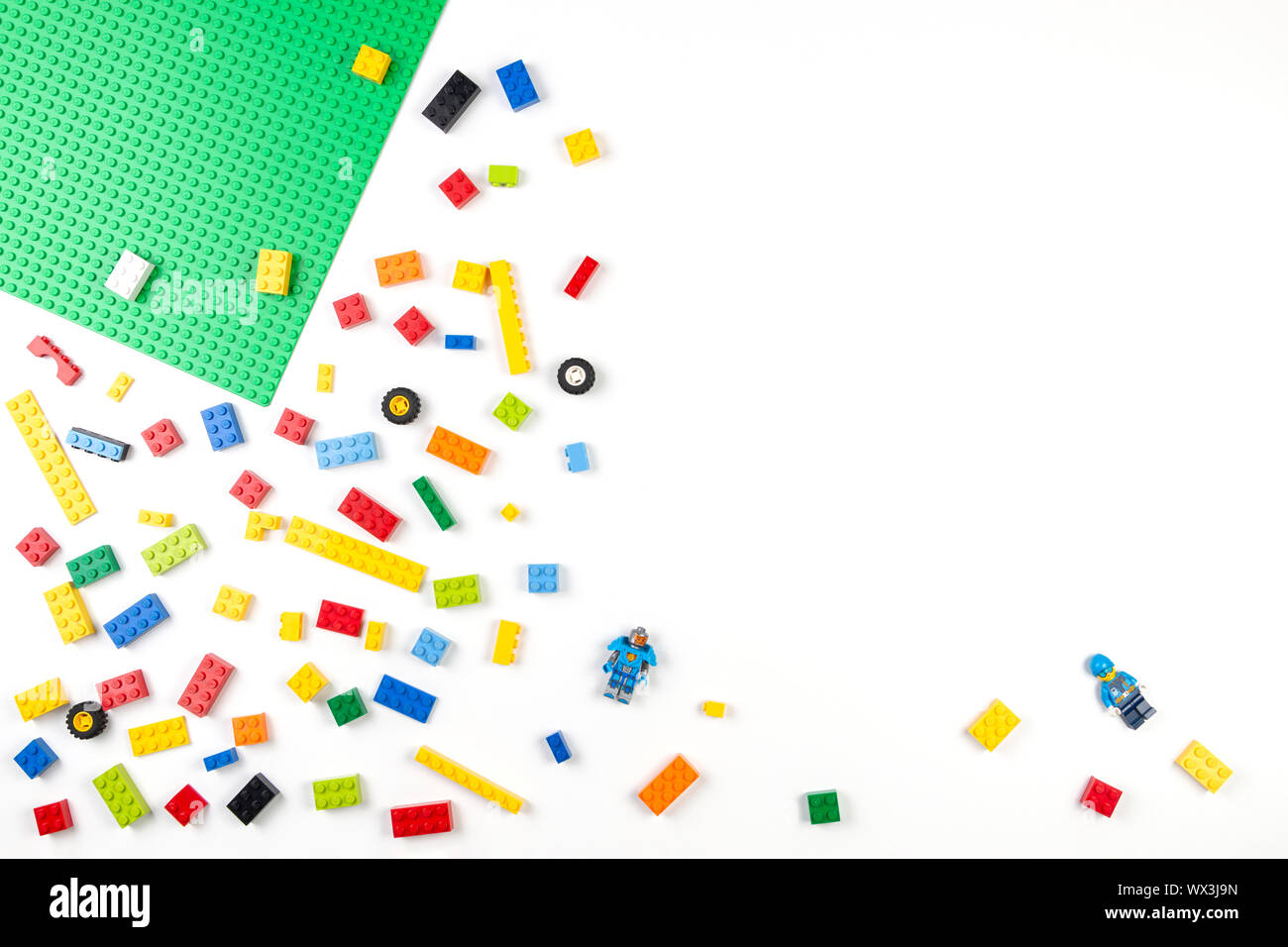 Vilnius, Lituanie - 17 août, 2019 : blocs Lego briques colorées sur le tableau blanc, vue du dessus Banque D'Images