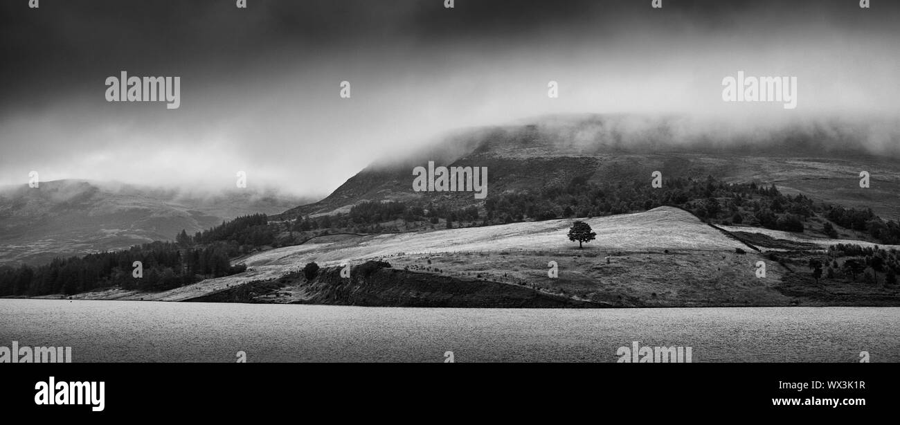 Avis de Pierre Colombe réservoir et les collines du Peak District Banque D'Images
