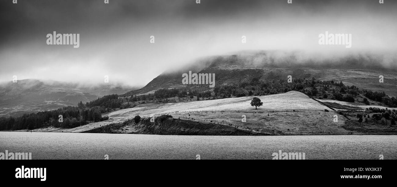 Avis de Pierre Colombe réservoir et les collines du Peak District Banque D'Images