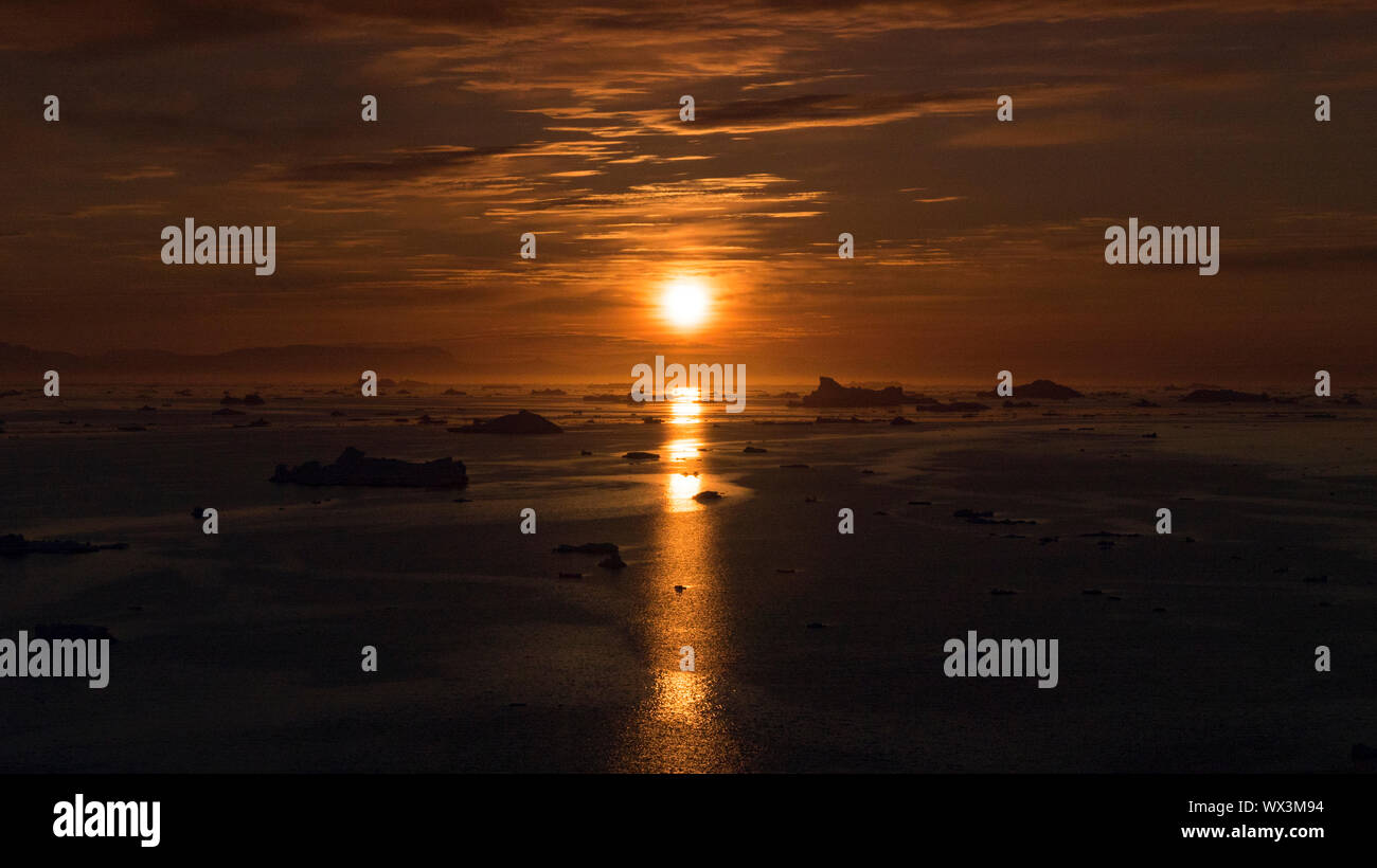 Sunbeam réflexion sur l'océan arctique au Groenland Banque D'Images