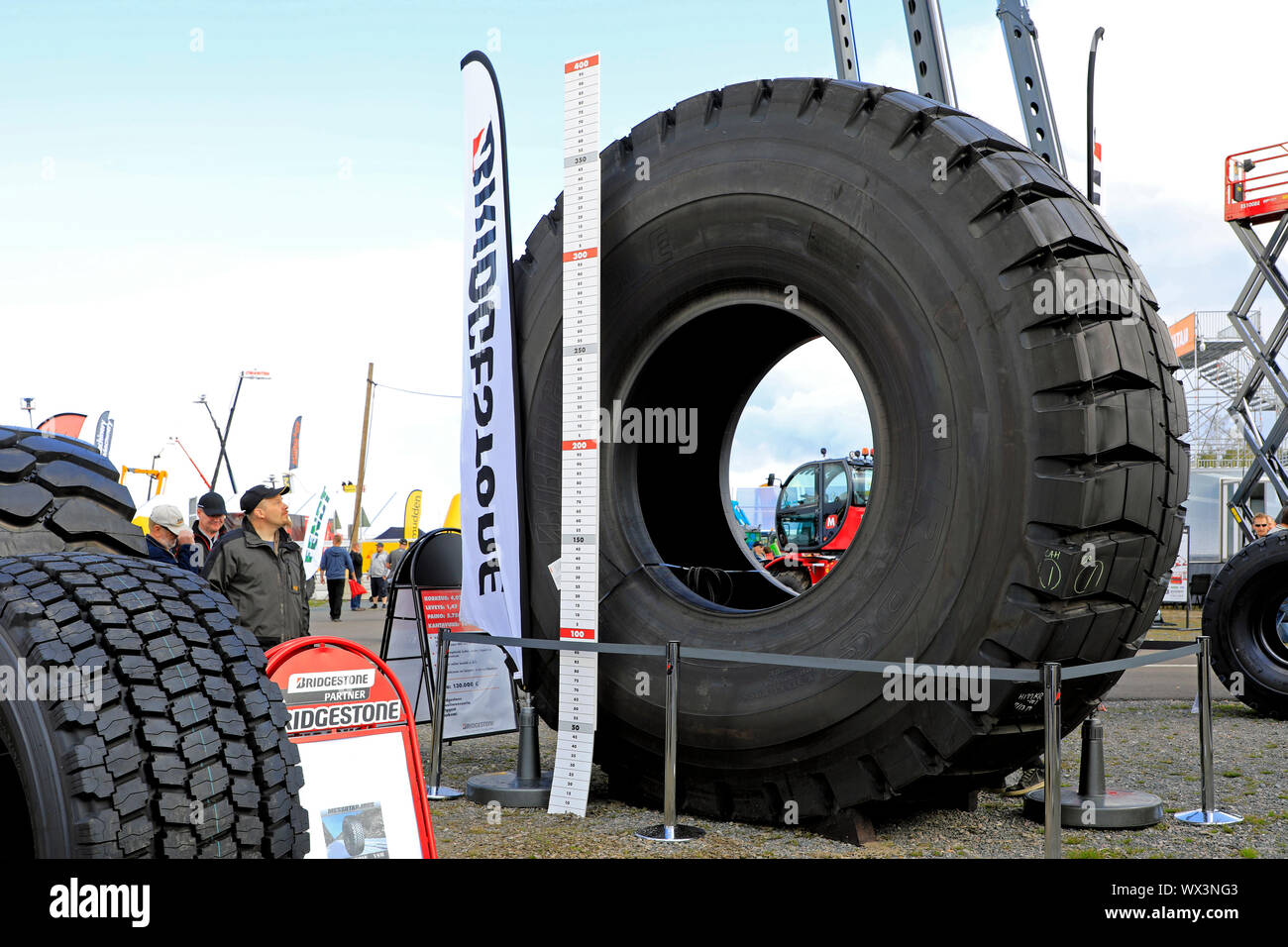 Hyvinkaa, Finlande. Le 6 septembre 2019. Bridgestone présente plus gros pneu, 4,02 m de hauteur, poids 5750 kg, pour les poids lourds sur les véhicules miniers Maxpo 2019. Banque D'Images