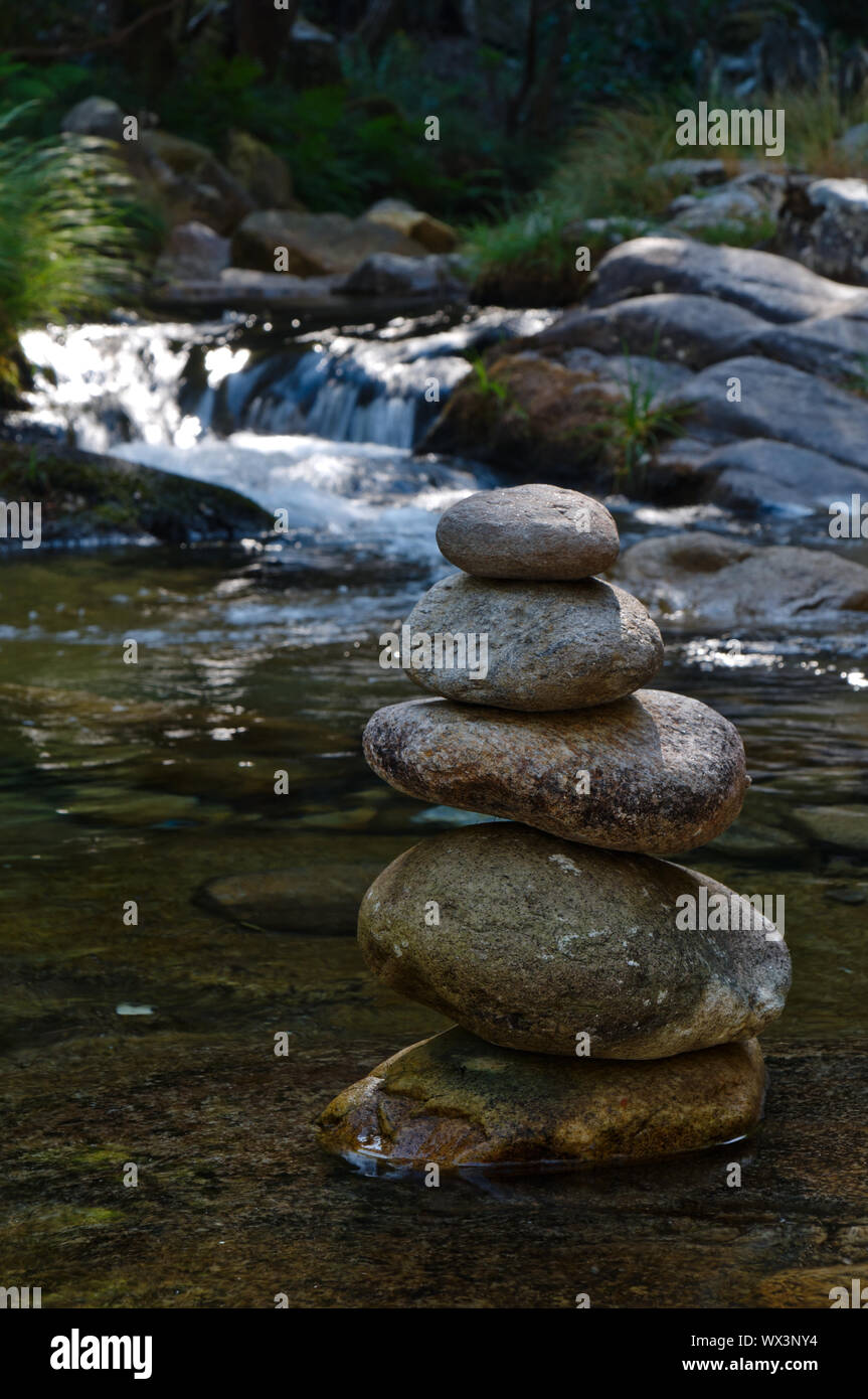 Les rochers ou de galets Zen pile sur les eaux de la rivière. Thème spirituel et pacifique Banque D'Images