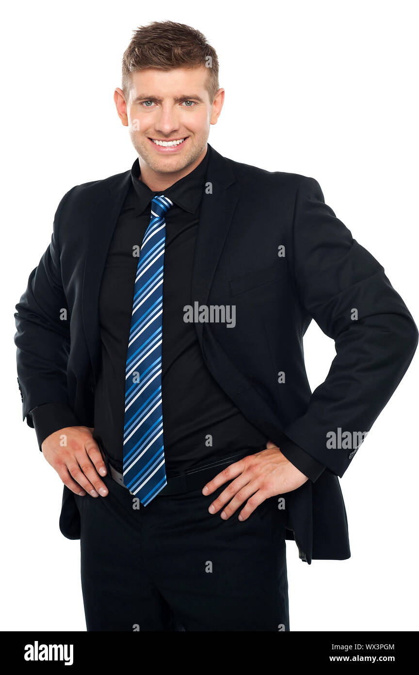 Confident young businessman posing négligemment. Les mains sur sa taille Banque D'Images