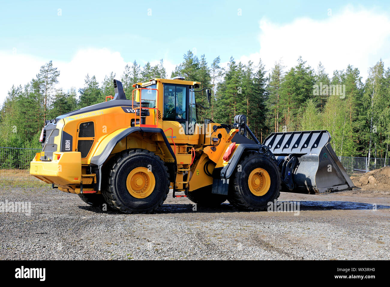 Hyvinkaa, Finlande. Le 6 septembre 2019. Volvo L180H chargeur à roues à l'oeuvre dans les opérations de terrassement sur Maxpo 2019. Banque D'Images