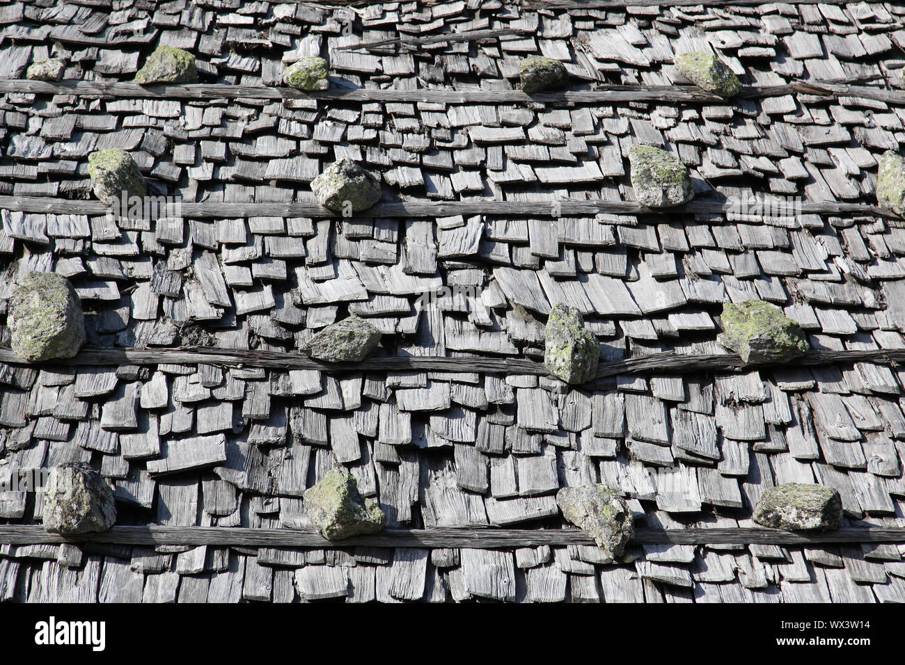 Beau toit en bardeaux, dans les montagnes Banque D'Images