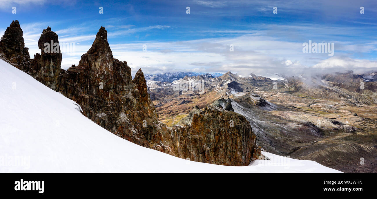 Panorama paysage de montagne des Andes au Pérou près de Pastoruri Banque D'Images