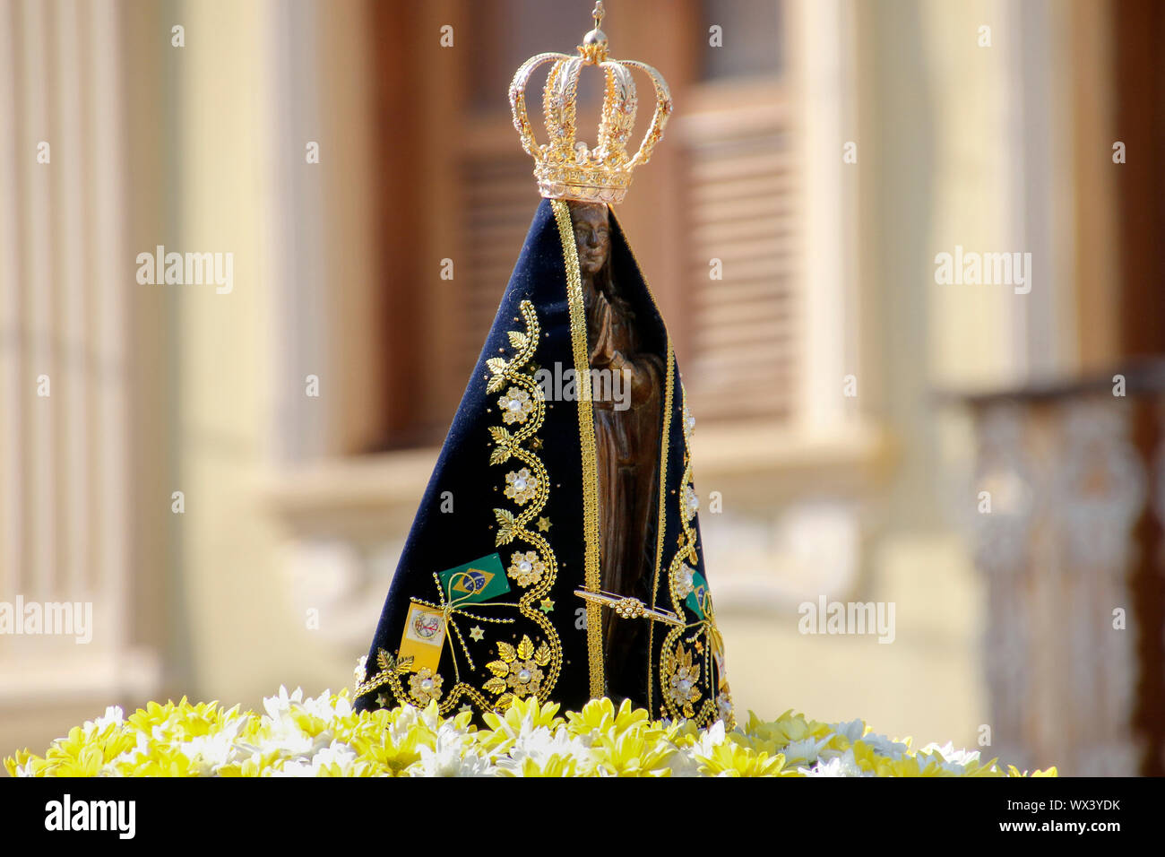 Statue de l'image de Notre Dame d'Aparecida, Mère de Dieu dans la religion catholique, Patronne du Brésil, décorées de fleurs en parade ouverte Banque D'Images