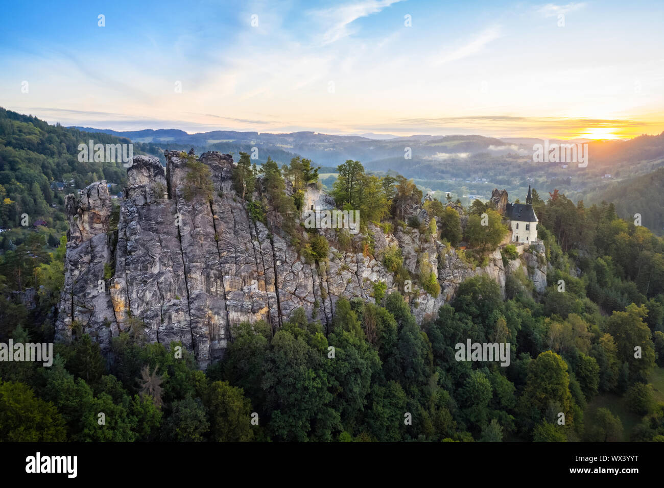 Vue aérienne de rocher abrupt avec ruines de château de Vranov dans Mala Skala, Tchèquia Banque D'Images