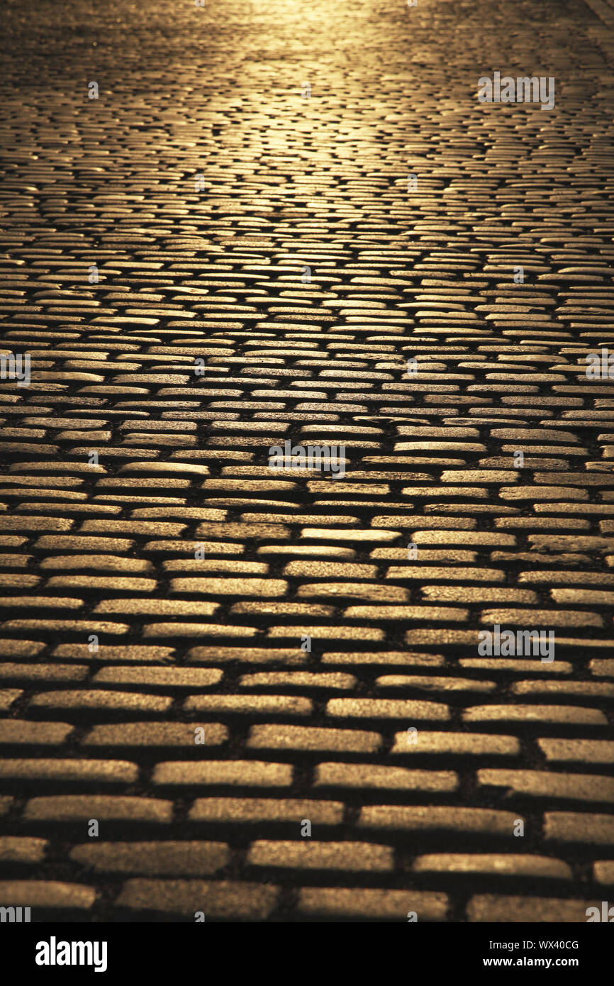 La chaussée de la rue médiévale dans la lumière du soir Banque D'Images