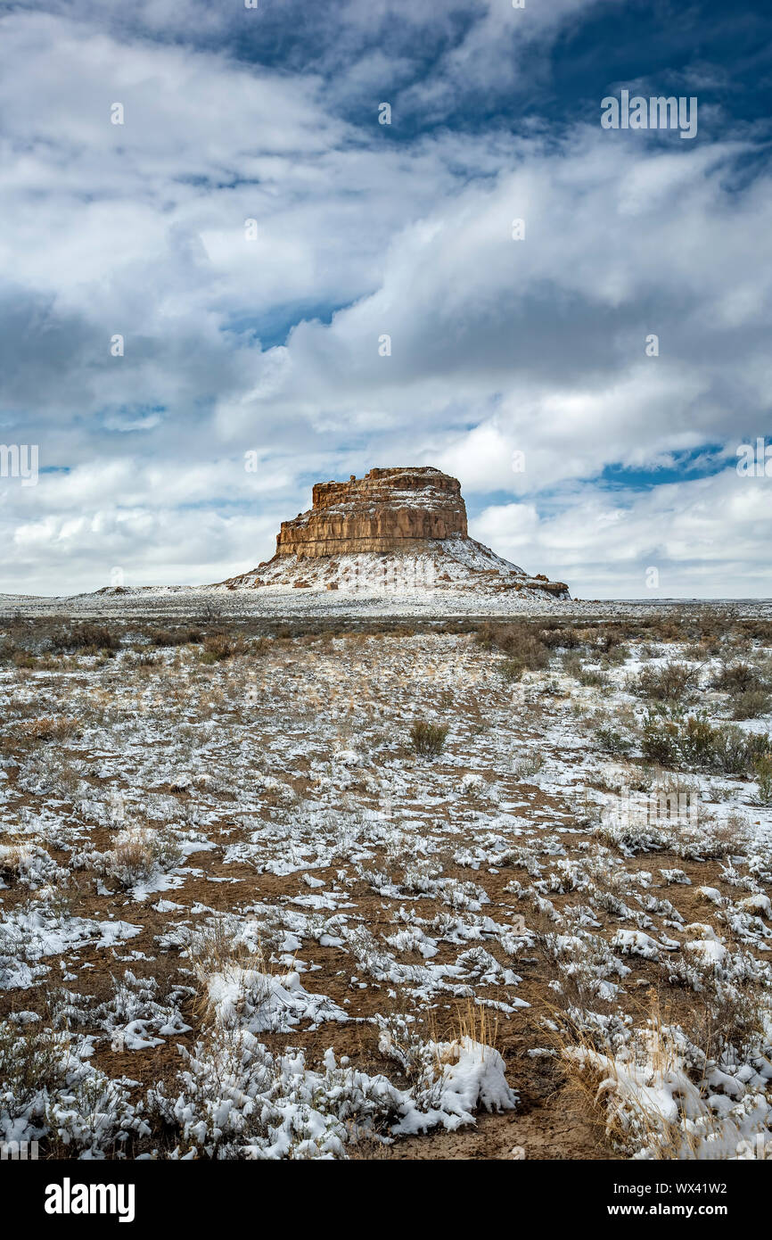 Fajada Butte sous la neige, Chaco Culture National Historical Park, New Mexico USA Banque D'Images