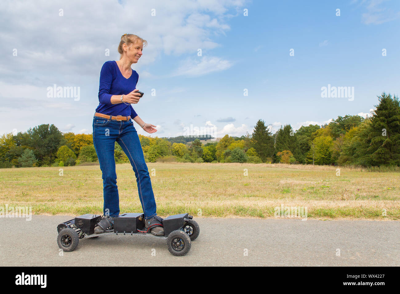 Lecteurs femme néerlandais electric mountainboard dans la nature Banque D'Images