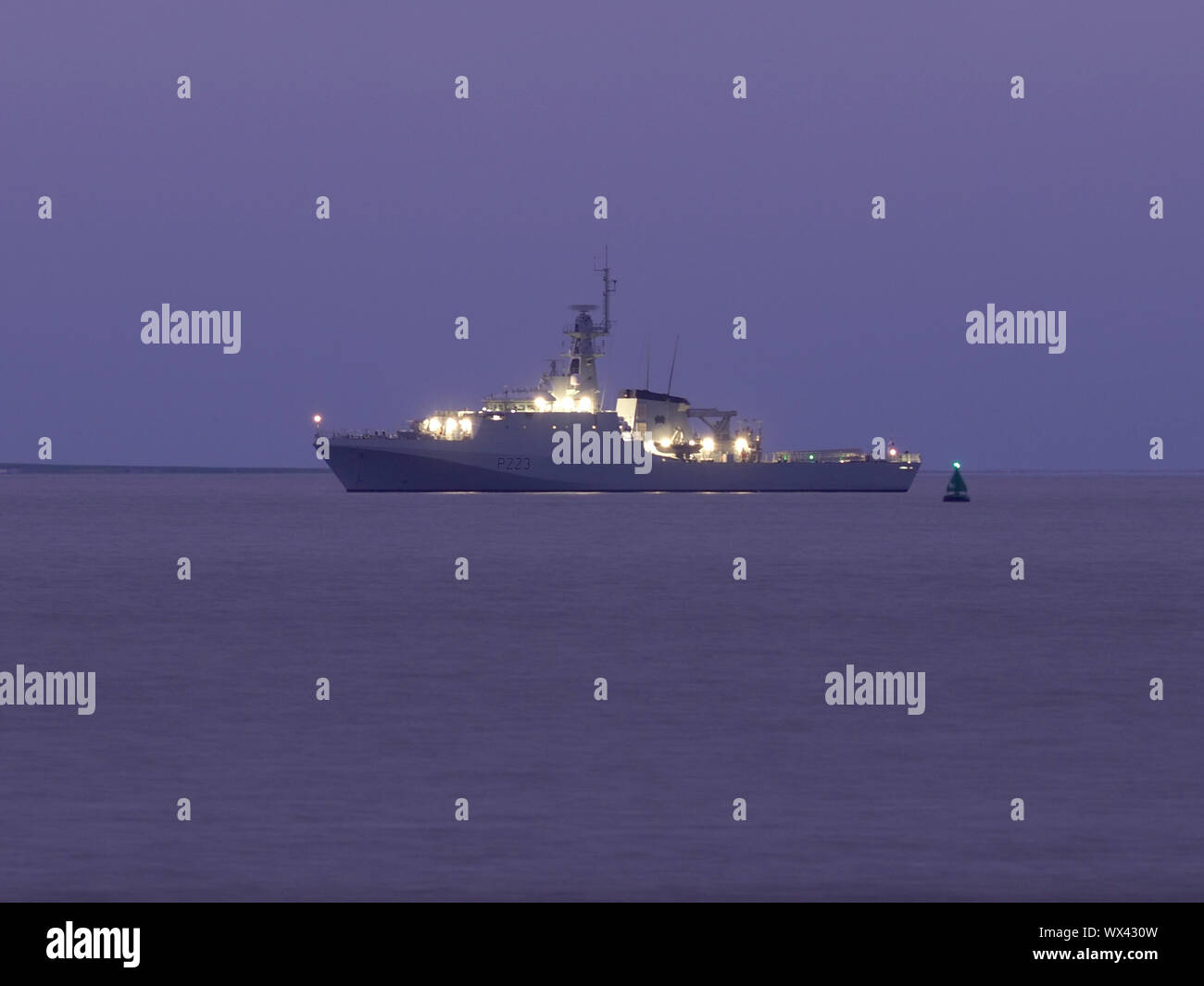 Sheerness, Kent, UK. 16 Septembre, 2019. Le HMS Medway ancré au large de Sheerness, Kent ce soir. Elle doit arriver à Chatham demain et sera officiellement mis en service après le lieu/river elle est nommée d'après pendant le séjour. Le HMS Medway est un 90 mètres et des patrouilles seront impliqués dans la lutte contre le terrorisme et la lutte contre la contrebande de la paix pour aider à maintenir la sécurité de la Grande-Bretagne. Credit : James Bell/Alamy Live News Banque D'Images