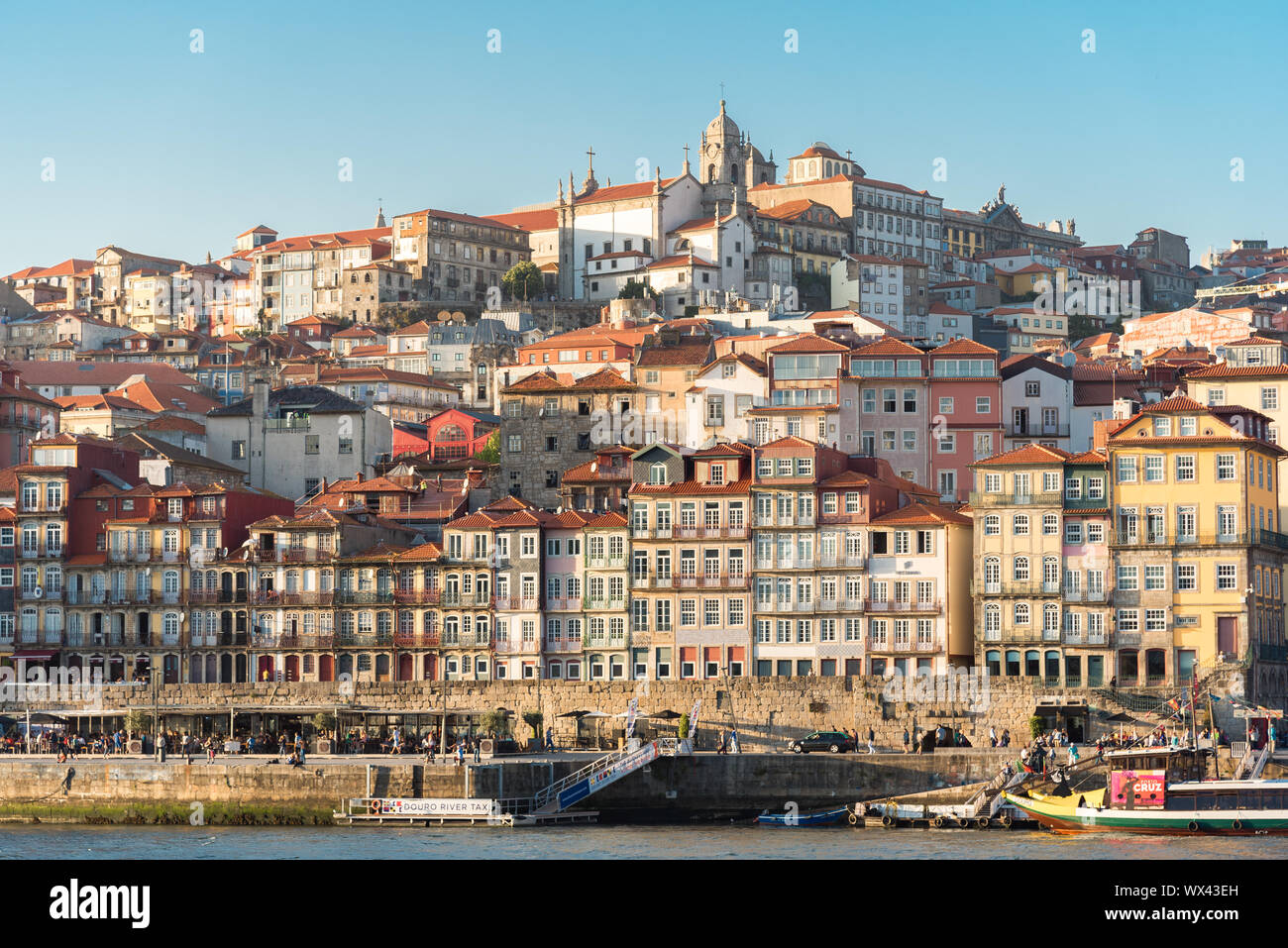 La Ribeira Pier, dans le cadre du centre historique de Porto, est répertorié sur le site du patrimoine mondial Banque D'Images