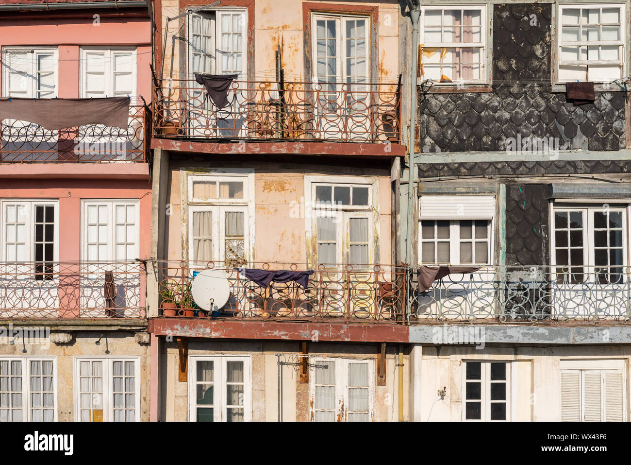 Maisons anciennes typiques de style architectural portugais à Porto Banque D'Images
