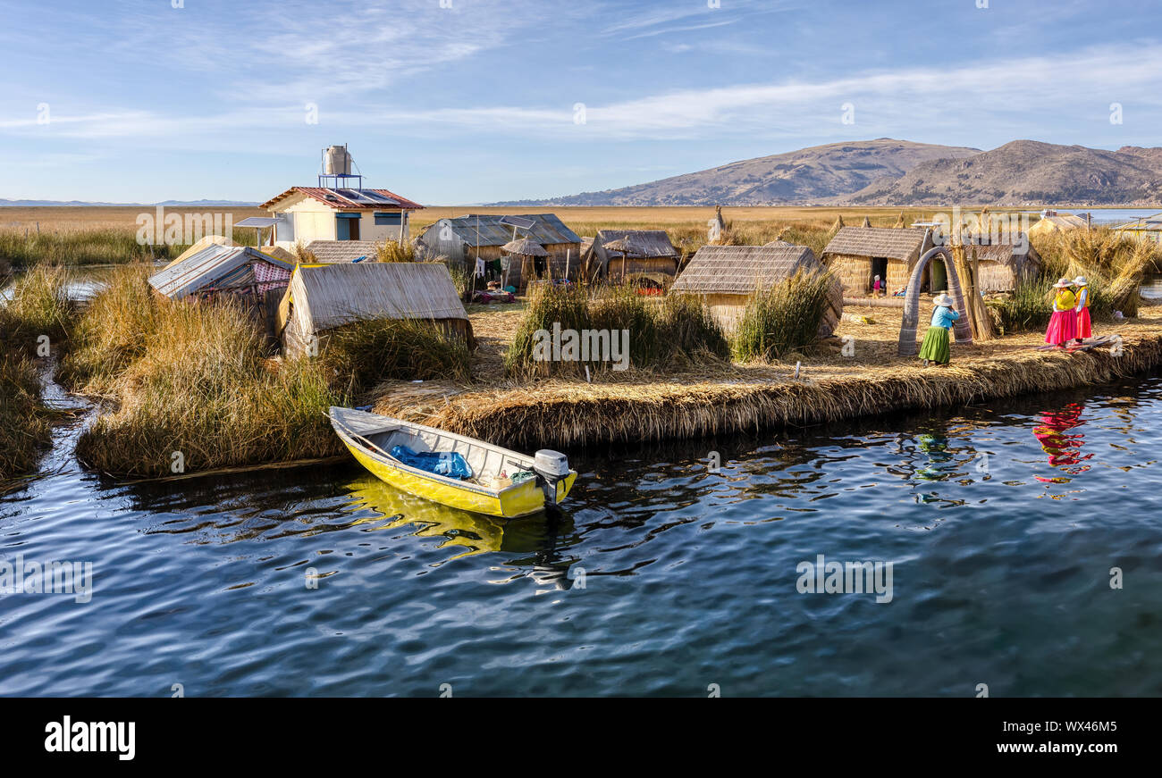 Les îles flottantes Uros et touristiques du Lac Titicaca, Puno, Pérou, Amérique du Sud Banque D'Images