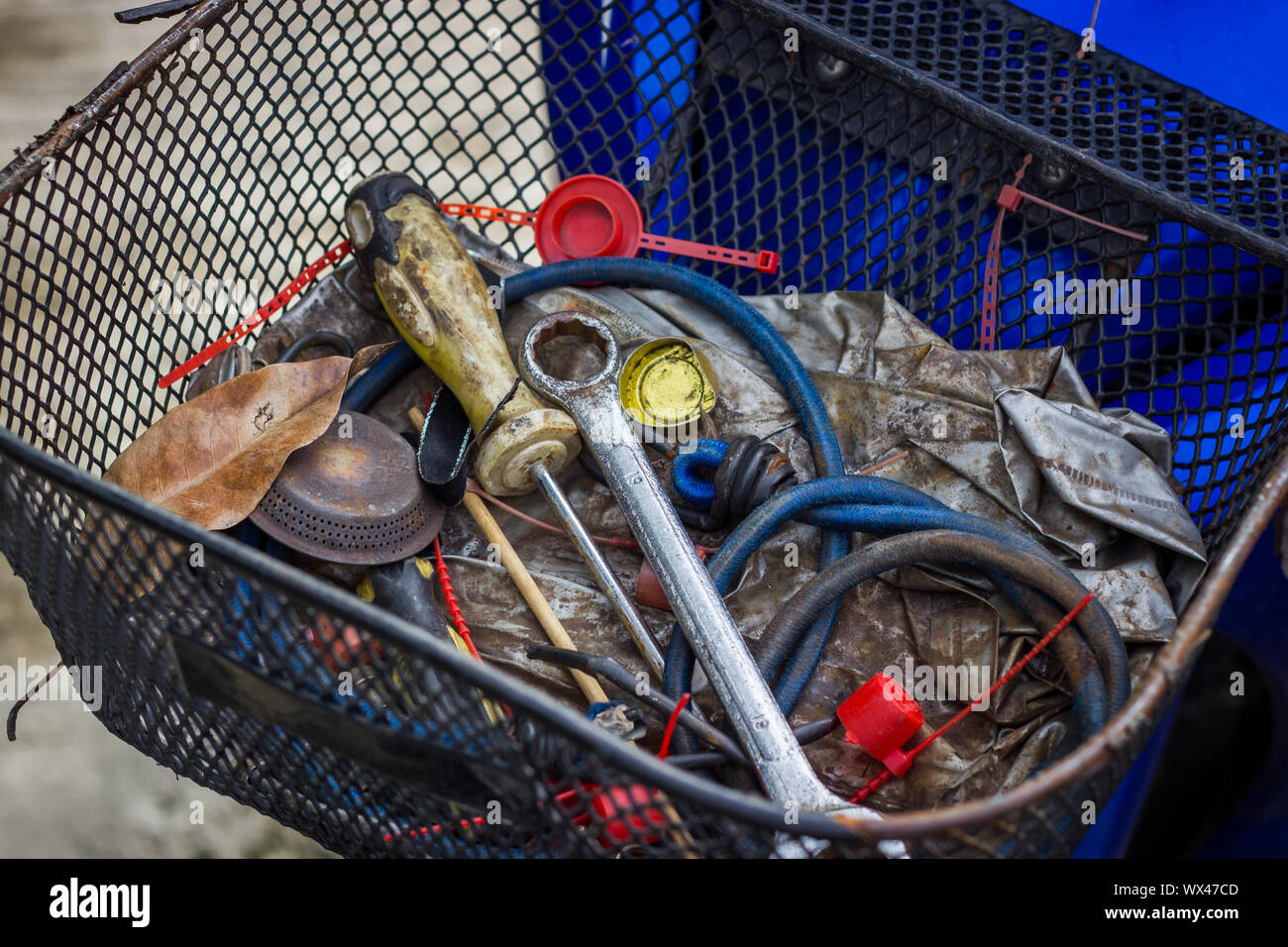 Ancien outil sale dans le panier de motocyclette, de dépannage, d'outils rouillés avec une clé et un tournevis Banque D'Images