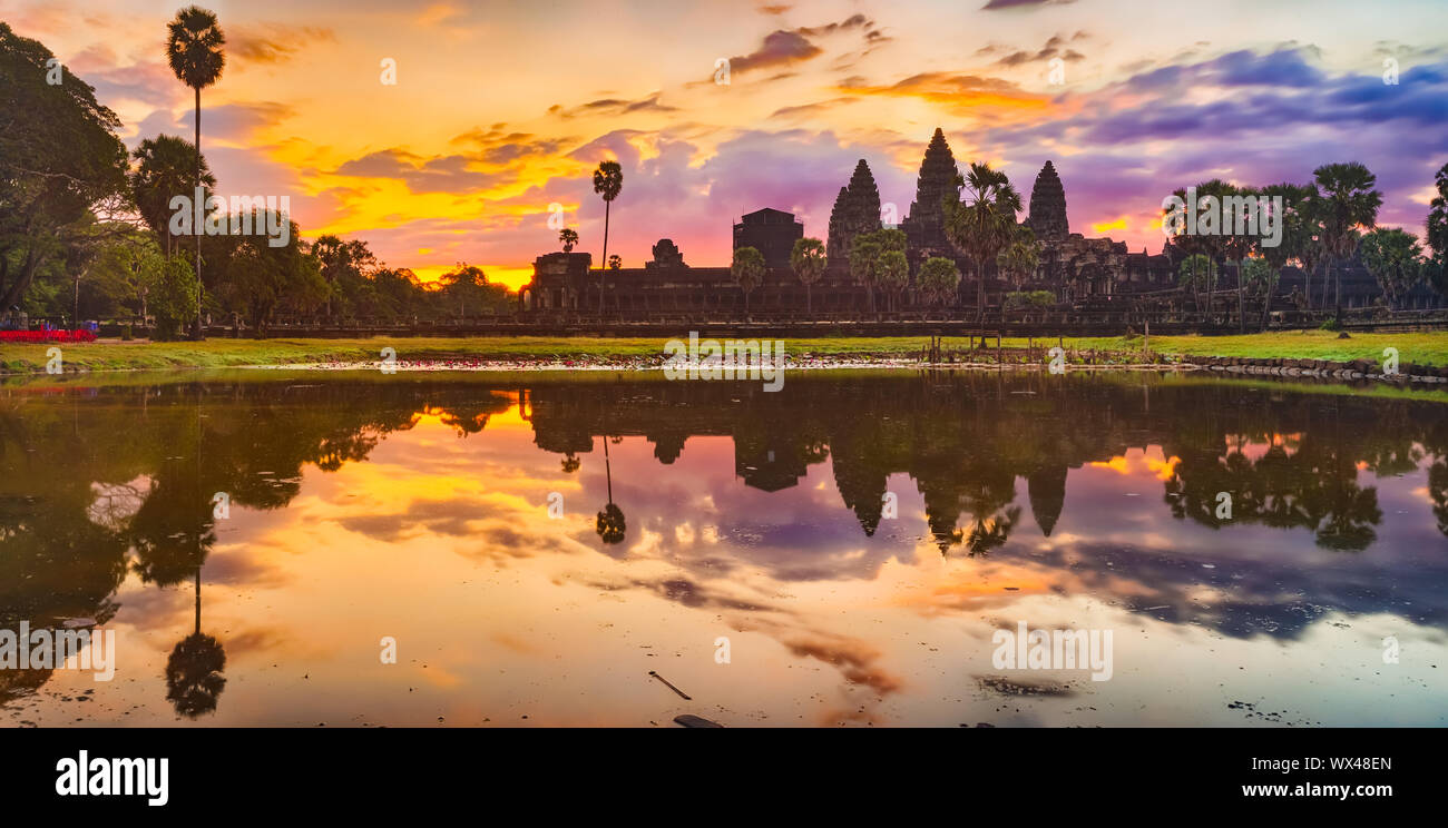 Temple d'Angkor Vat au lever du soleil. Siem Reap. Le Cambodge. Panorama Banque D'Images