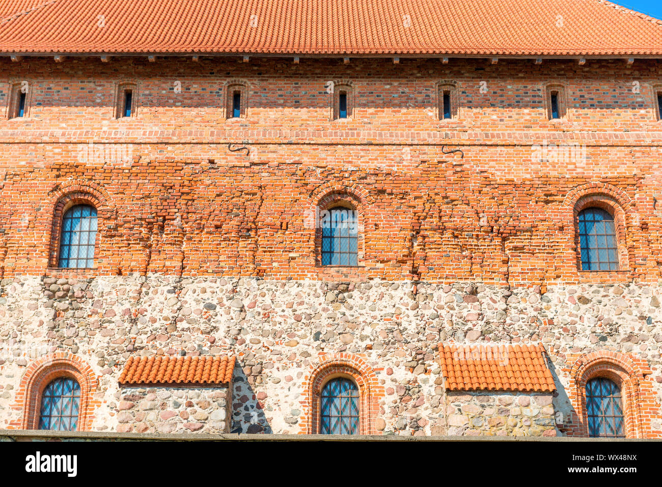 Mur de château en brique avec windows Banque D'Images