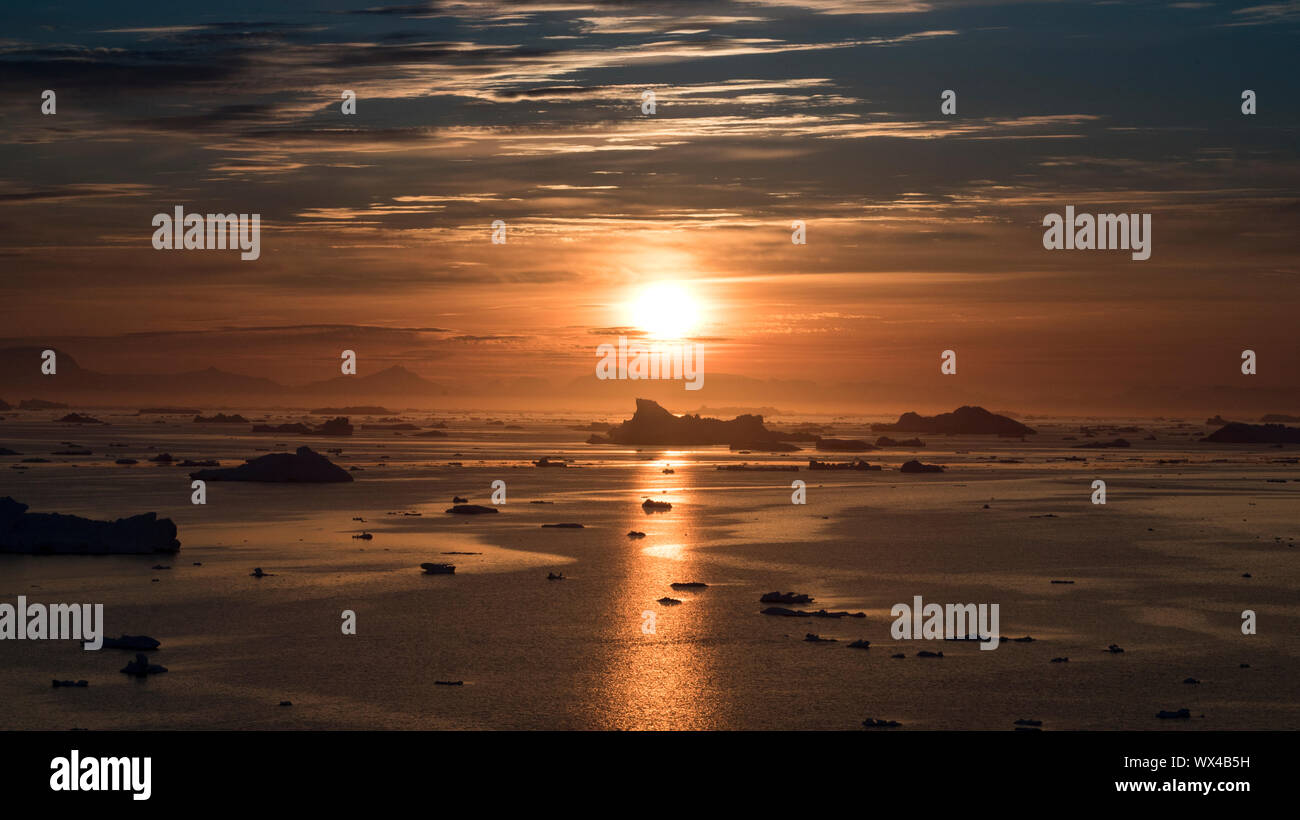 Sunbeam réflexion sur l'océan arctique au Groenland Banque D'Images